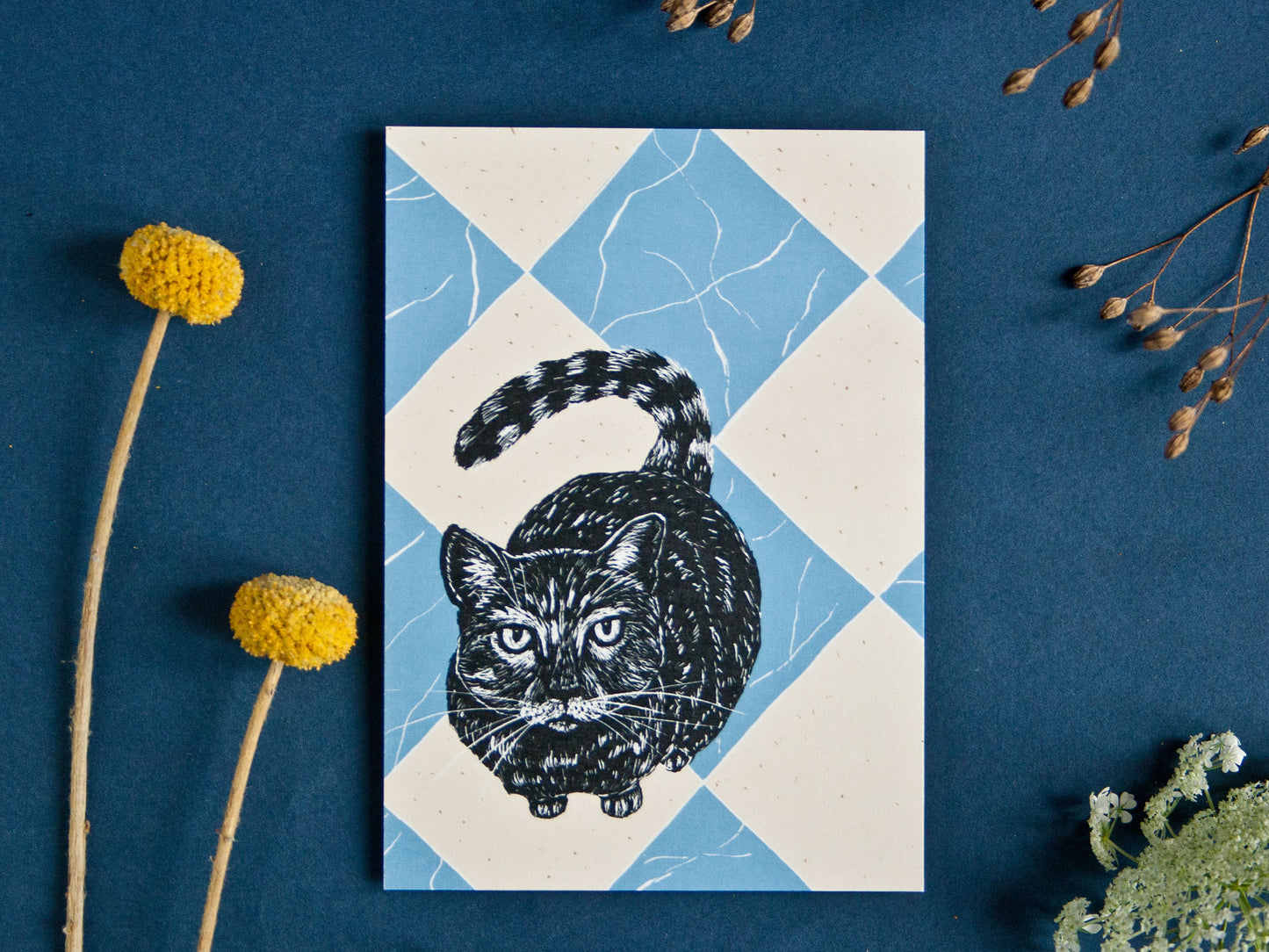 Postkarte „Katze auf Marmorboden“