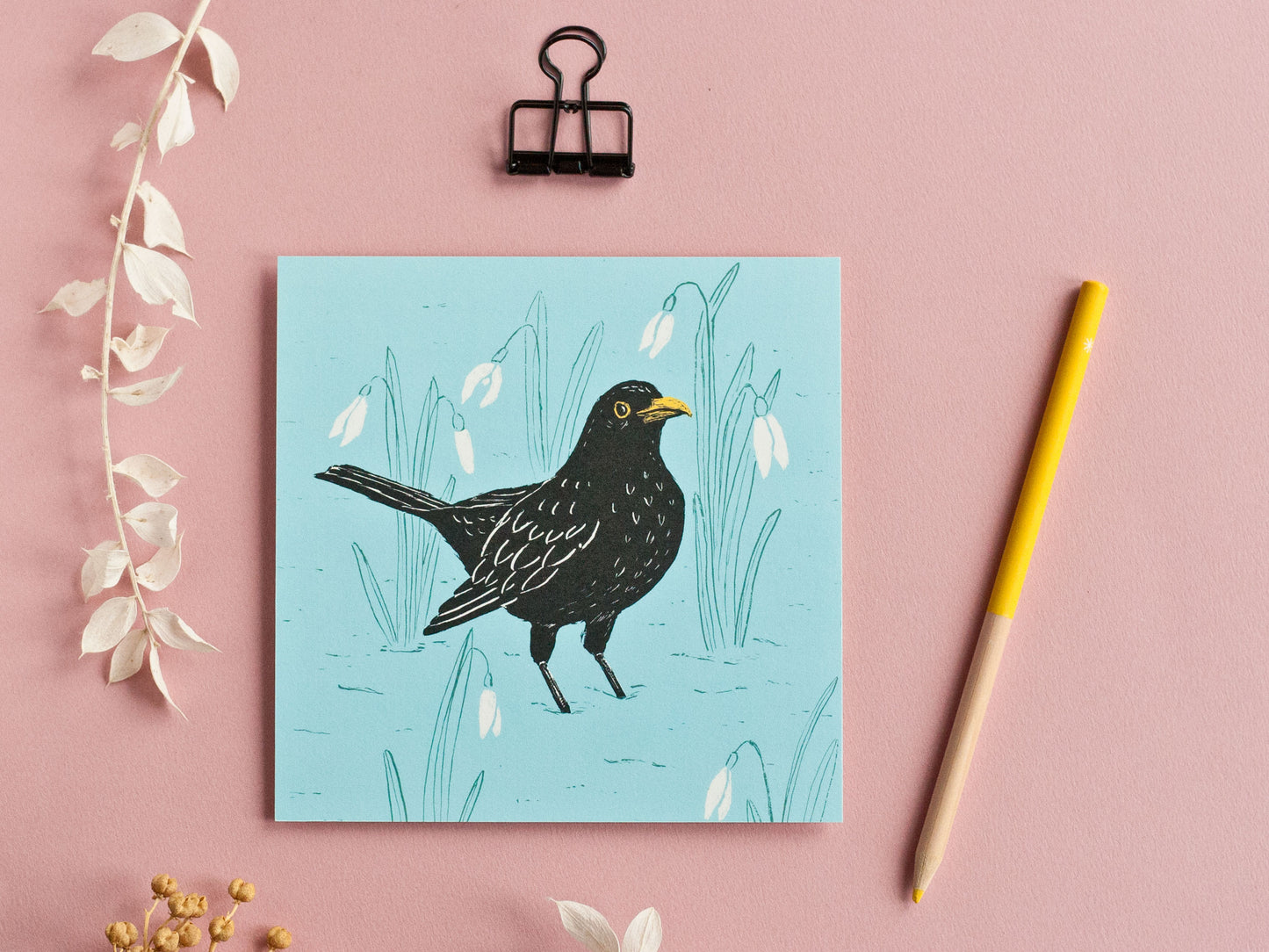 Quadratische Postkarte Amsel & Schneeglöckchen