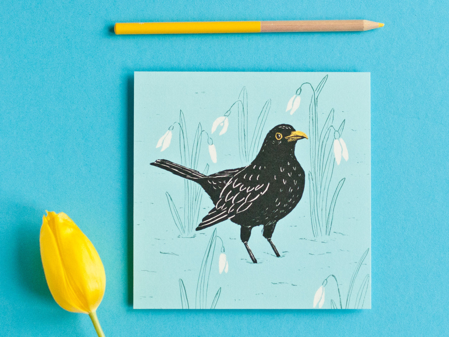 Quadratische Postkarte Amsel & Schneeglöckchen