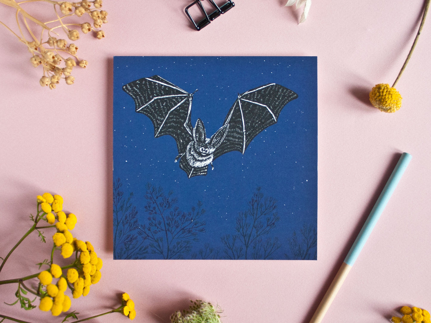 Quadratische Postkarte Fledermaus