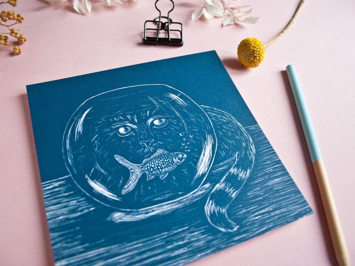 Quadratische Postkarte Katze und Goldfisch