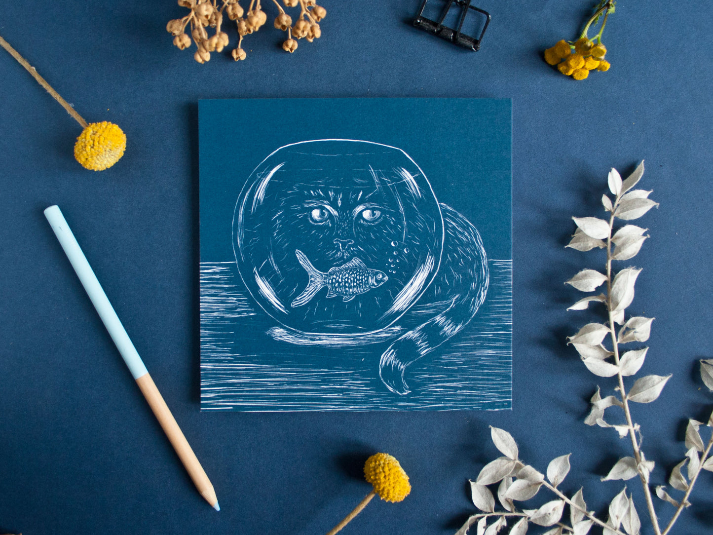 Quadratische Postkarte Katze und Goldfisch