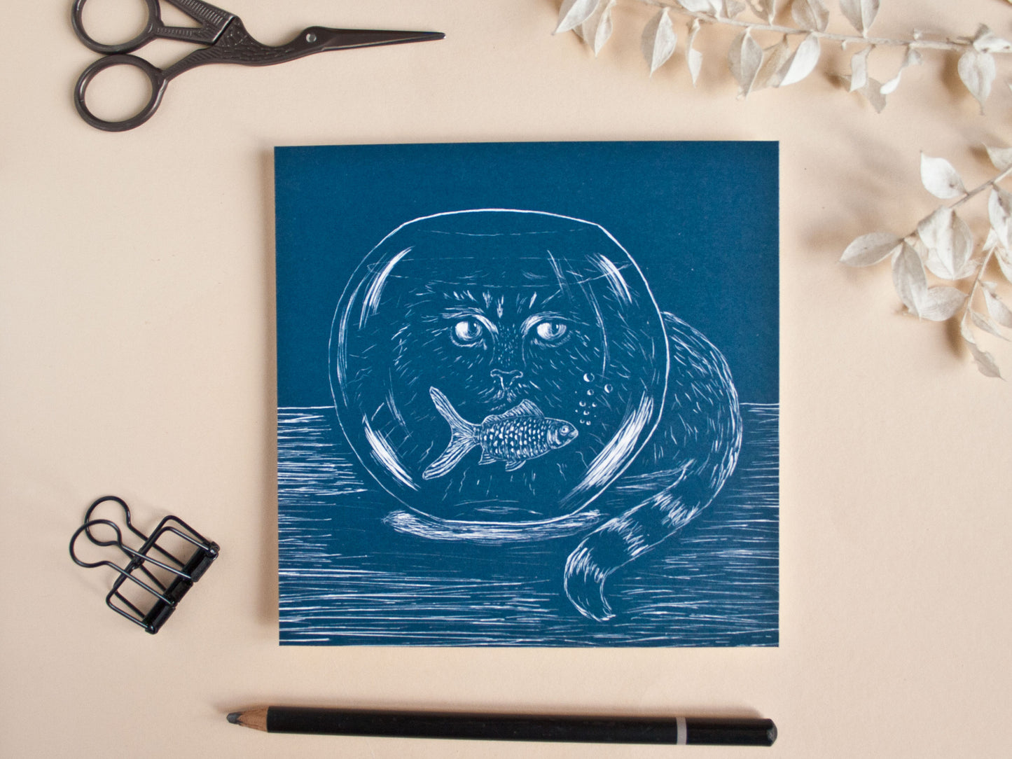 Quadratische Postkarte Katze und Goldfisch