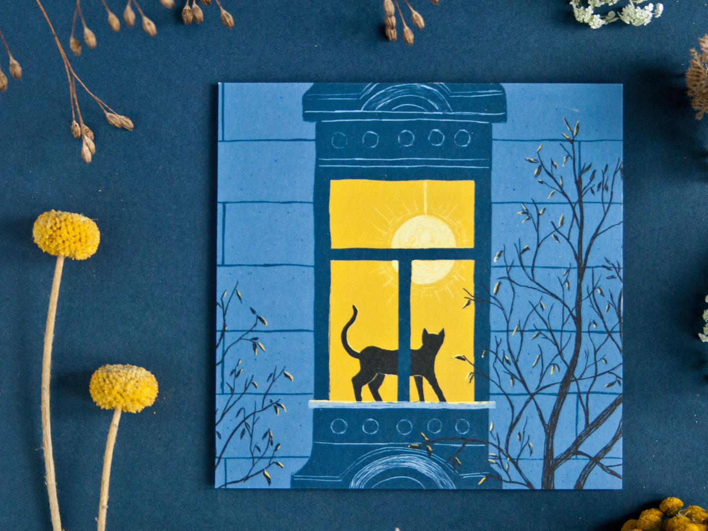 Quadratische Postkarte Katze im Fenster