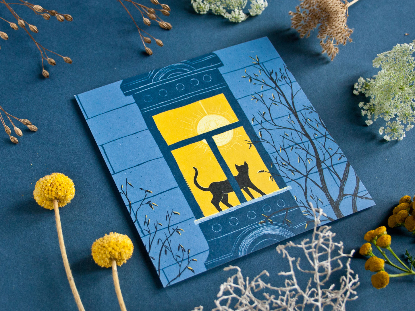 Quadratische Postkarte Katze im Fenster