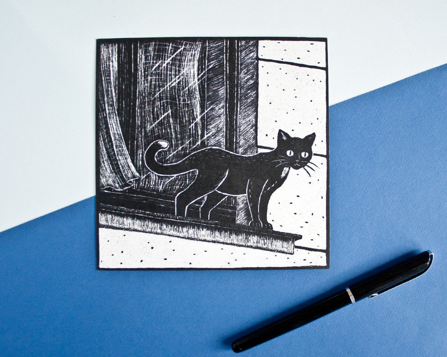 Quadratische Postkarte Katze am Fenster