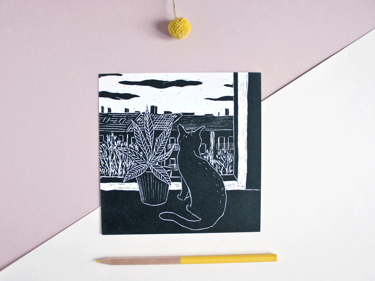 Quadratische Postkarte Katze am Fenster