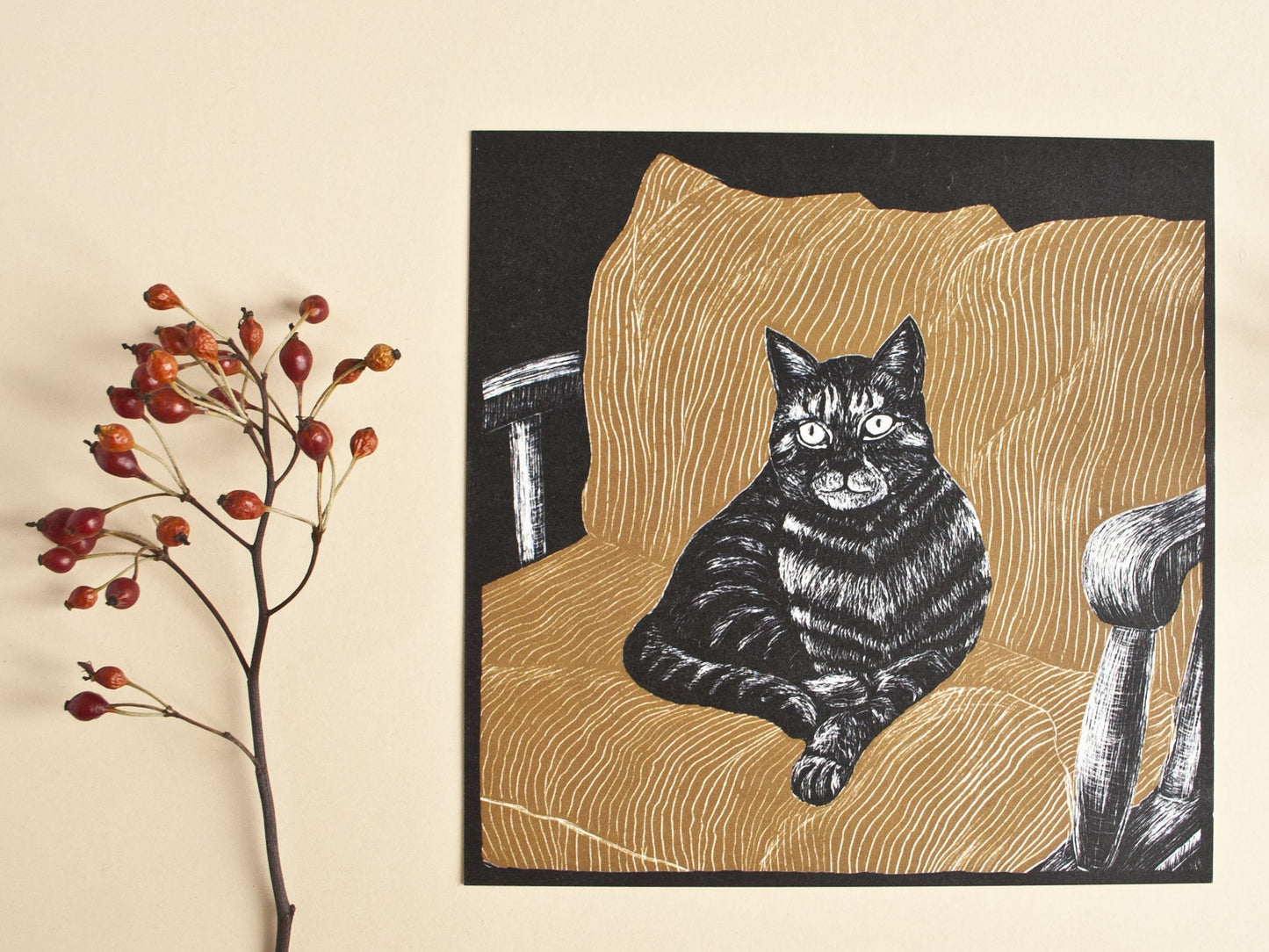 Quadratische Postkarte Katze auf Kissen