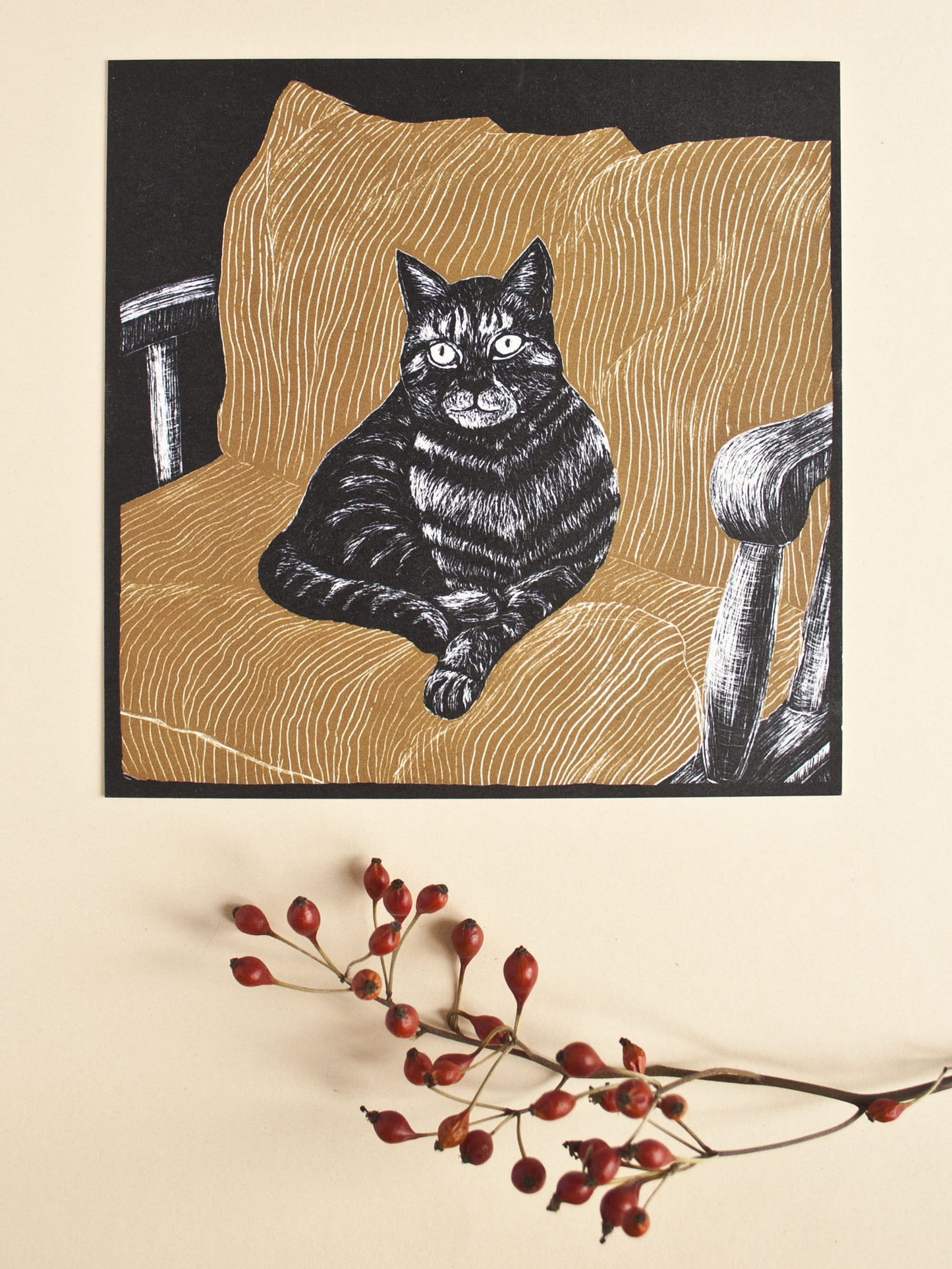 Quadratische Postkarte Katze auf Kissen