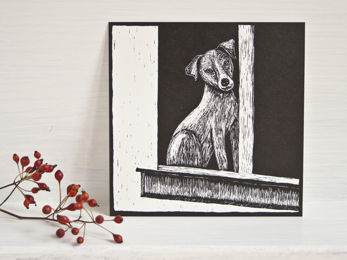 Quadratische Postkarte Hund am Fenster