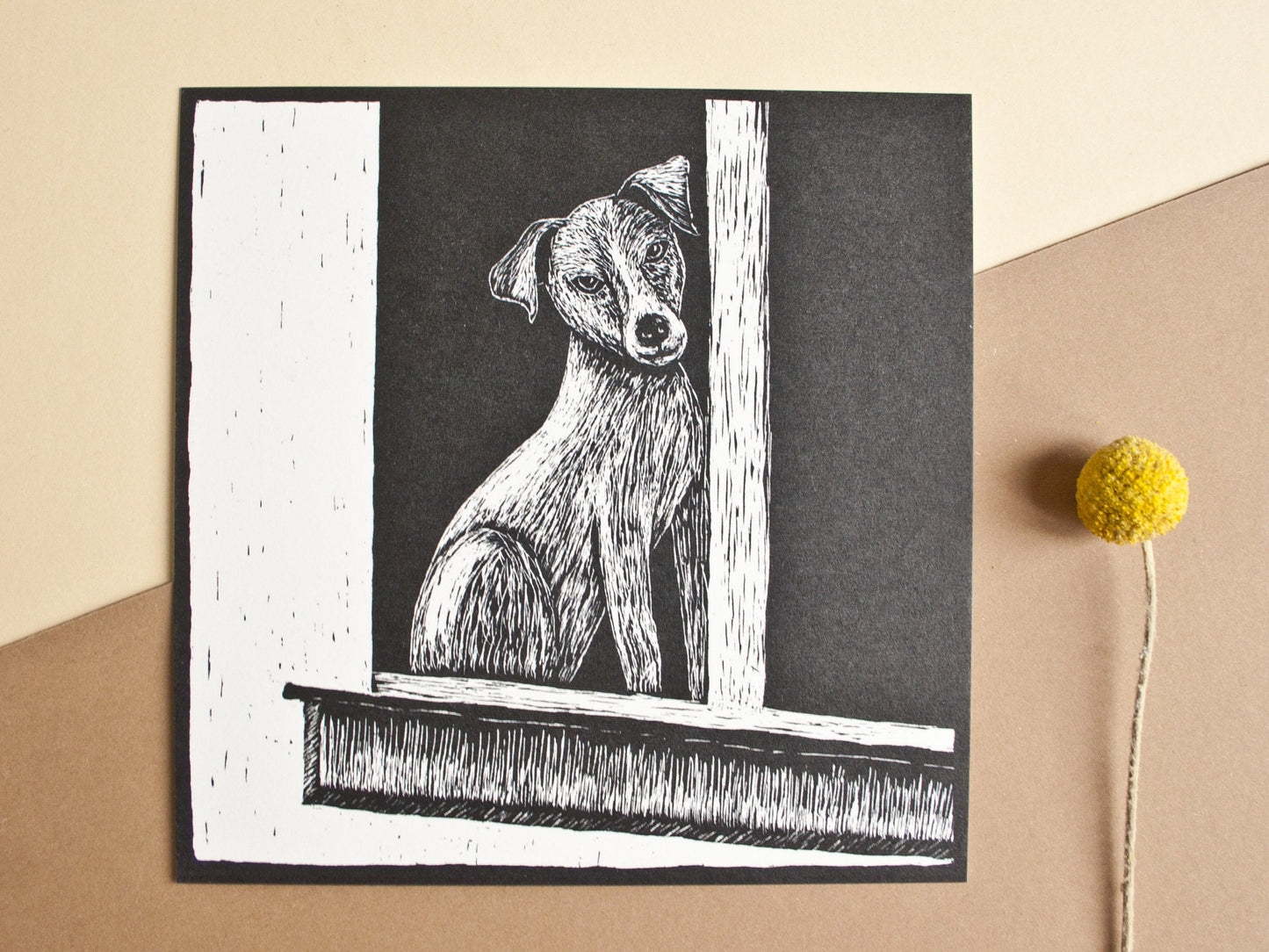 Quadratische Postkarte Hund am Fenster