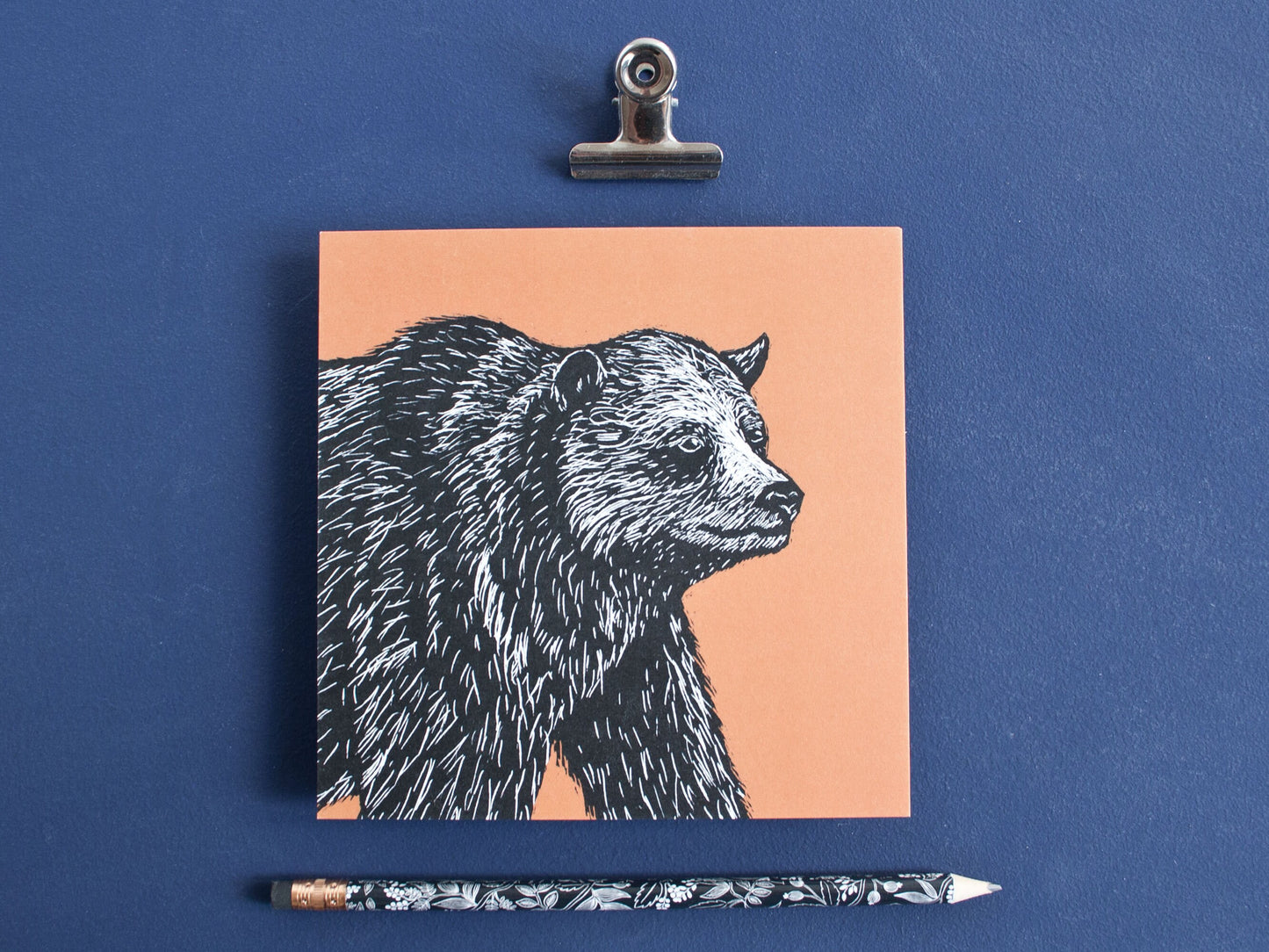 Quadratische Postkarte Bär