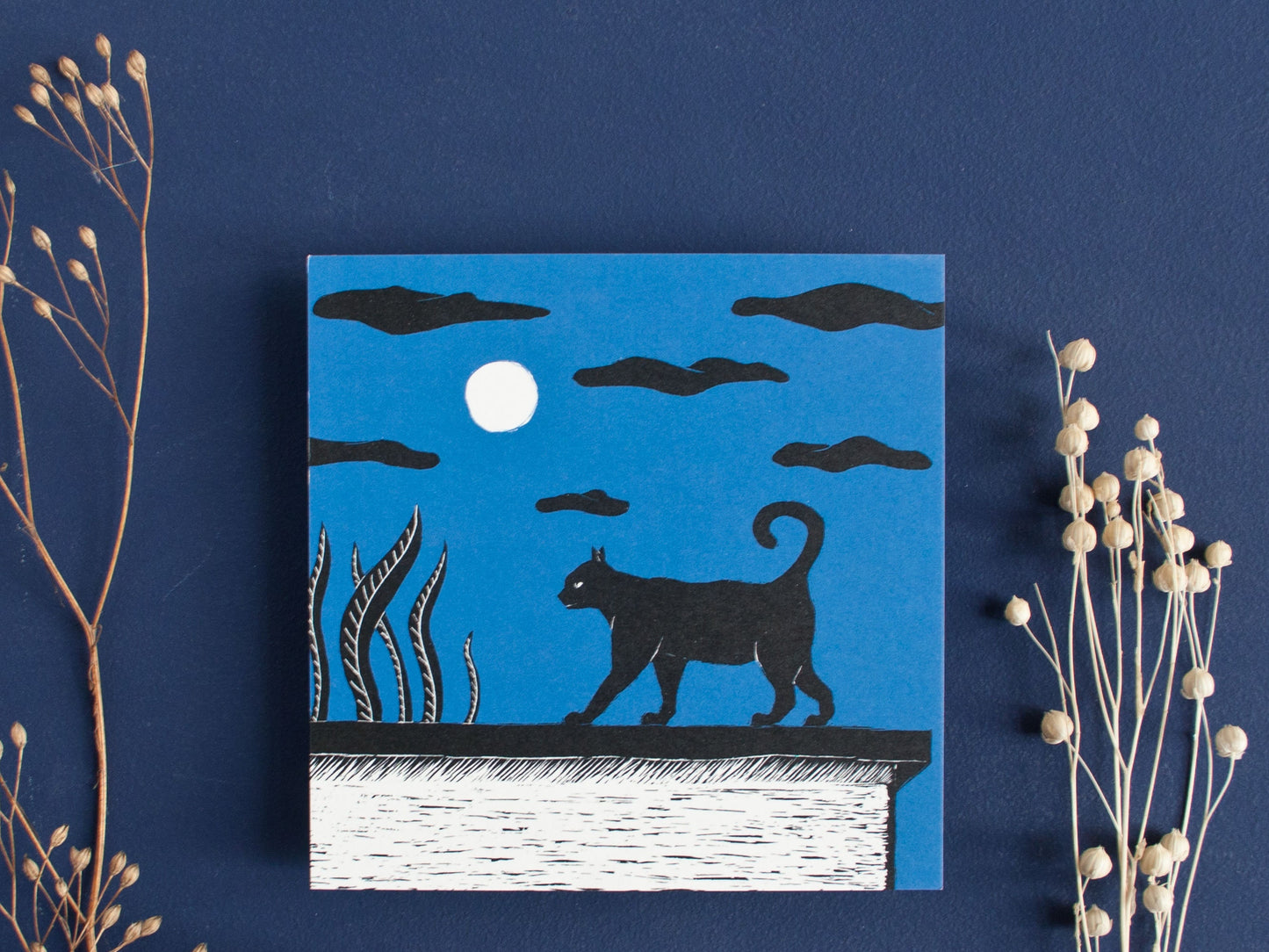 Quadratische Postkarte Katze bei Vollmond
