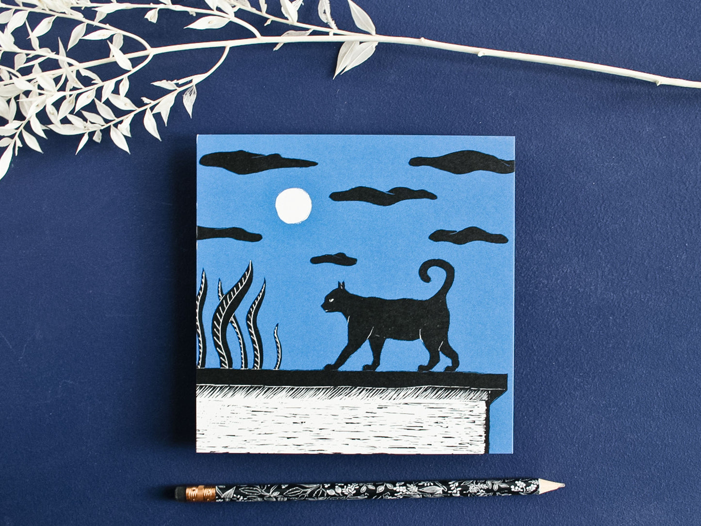 Quadratische Postkarte Katze bei Vollmond