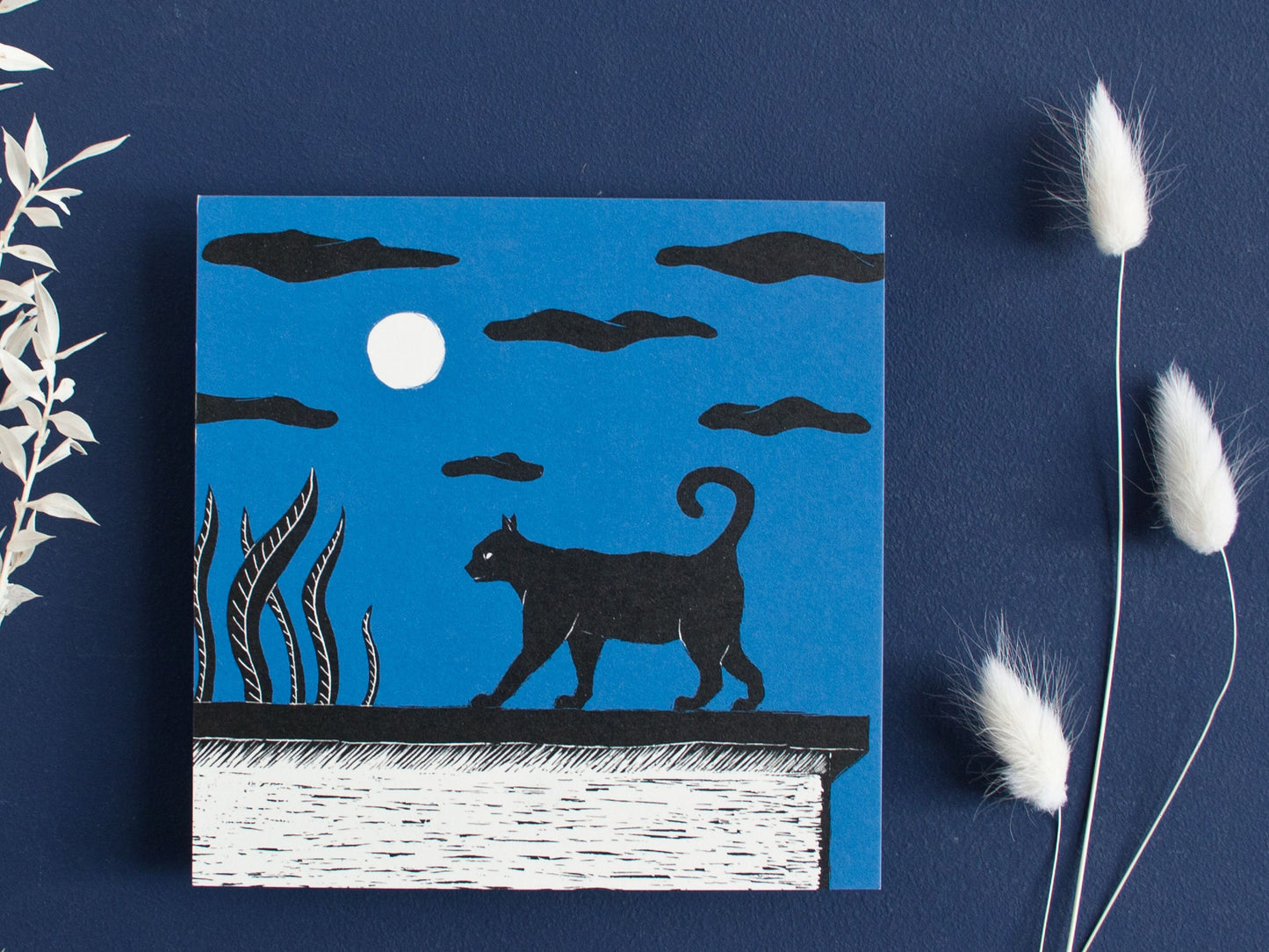 Quadratische Postkarte Katze bei Vollmond