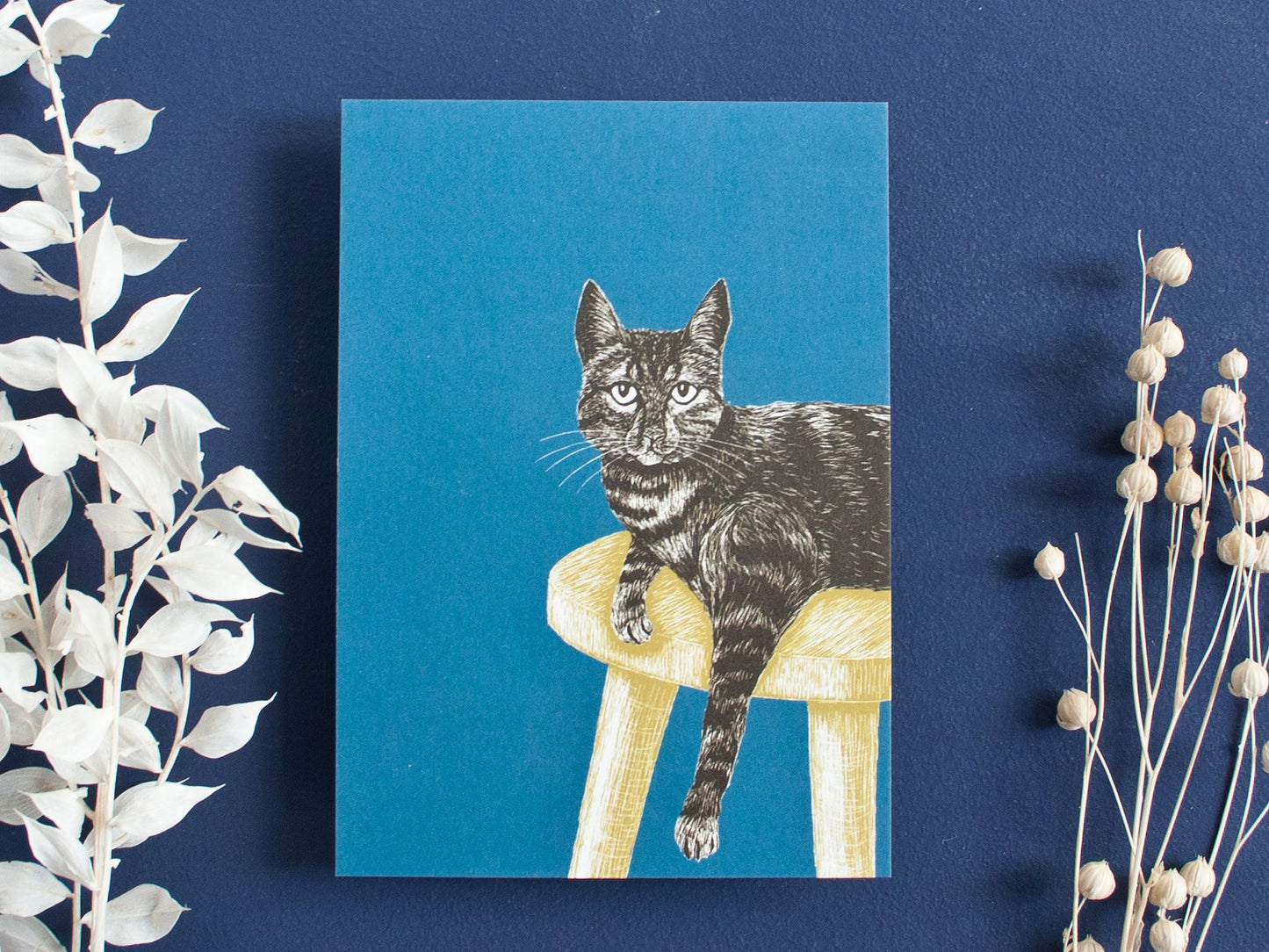 Postkarte A6 Katze auf Hocker