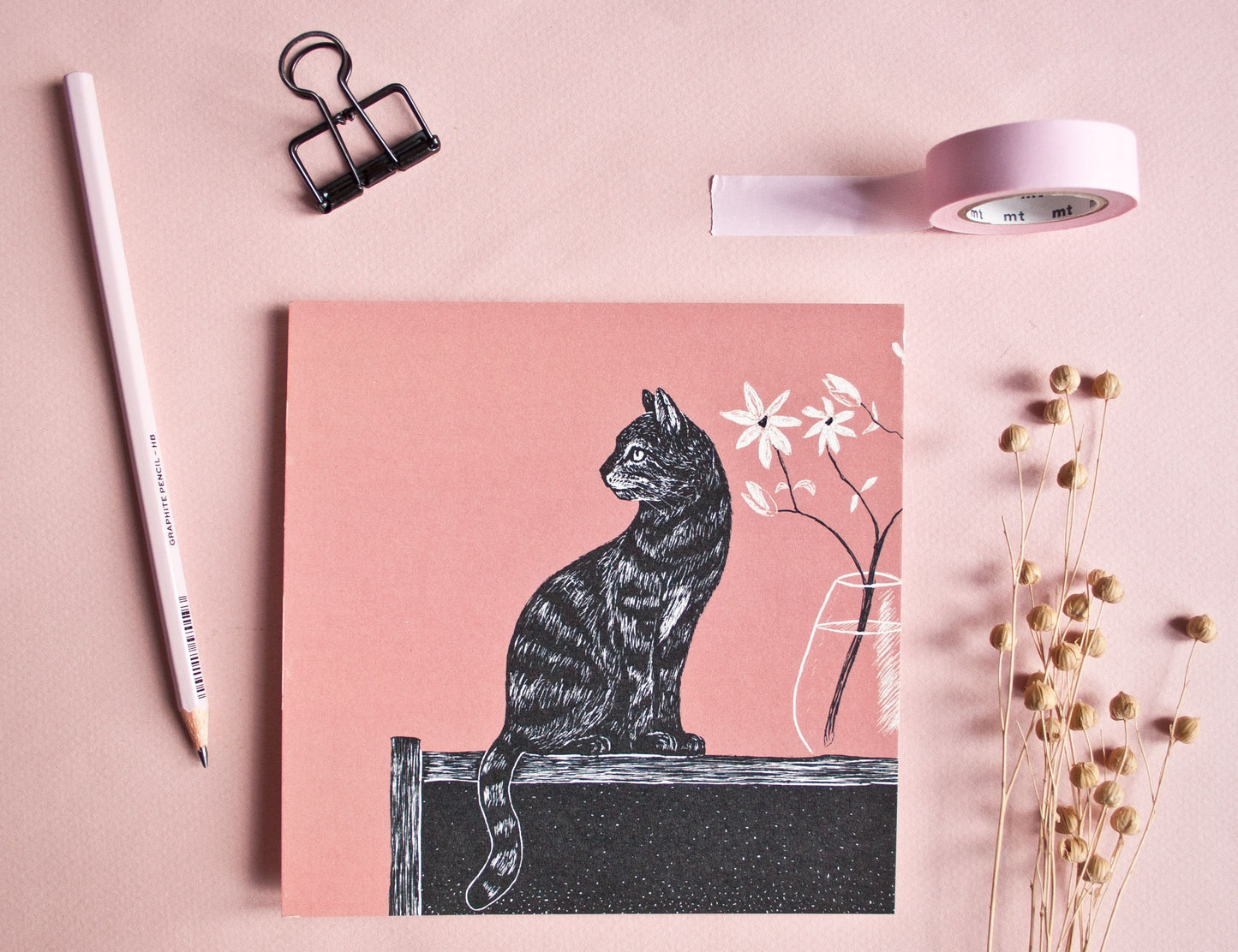 Quadratische Postkarte Katze mit Vase