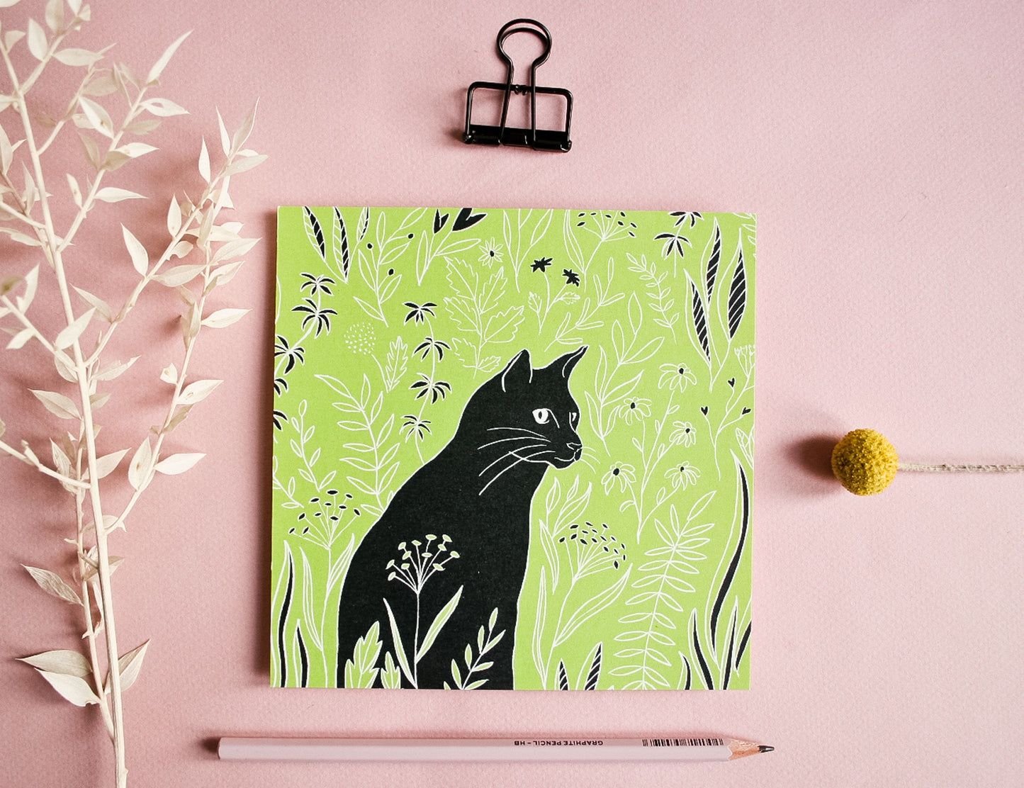 Quadratische Postkarte Katze auf der Wiese