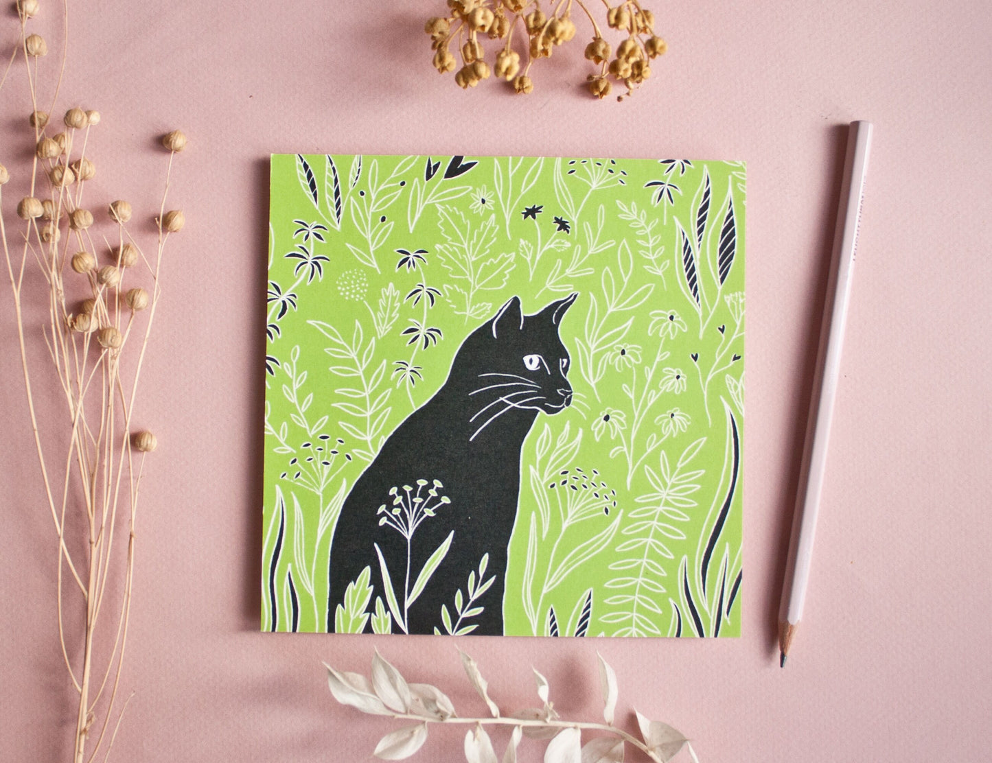 Quadratische Postkarte Katze auf der Wiese
