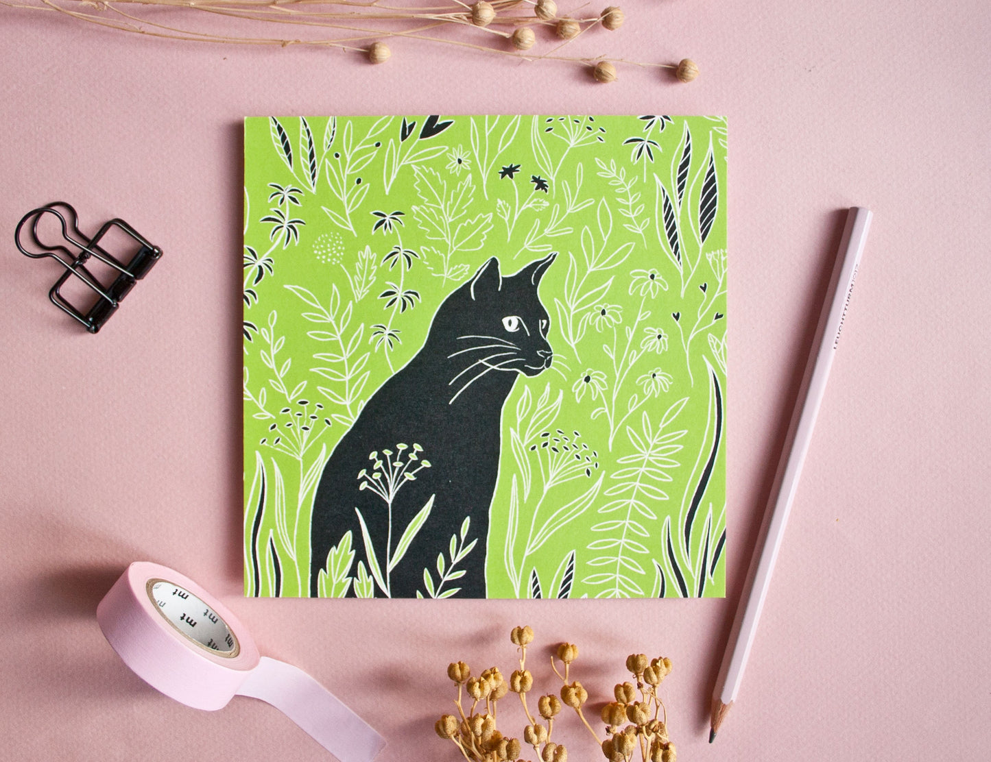 Quadratische Postkarte Katze auf der Wiese