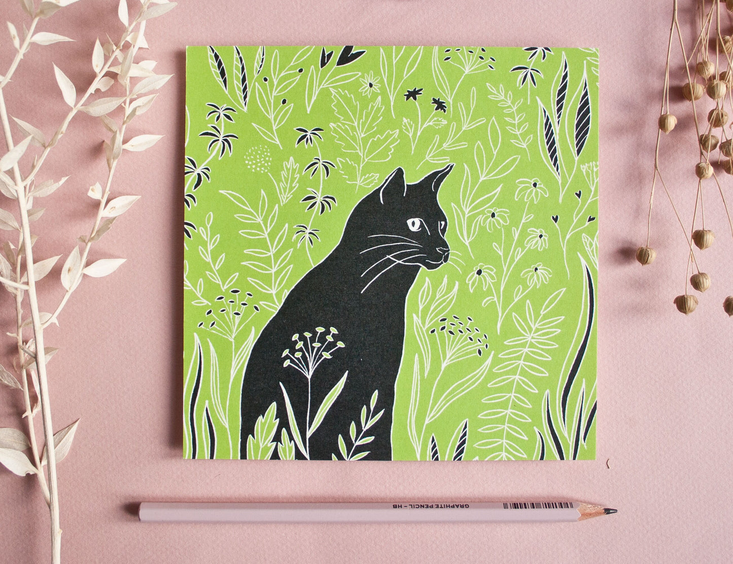 Quadratische Postkarte Katze auf der Wiese