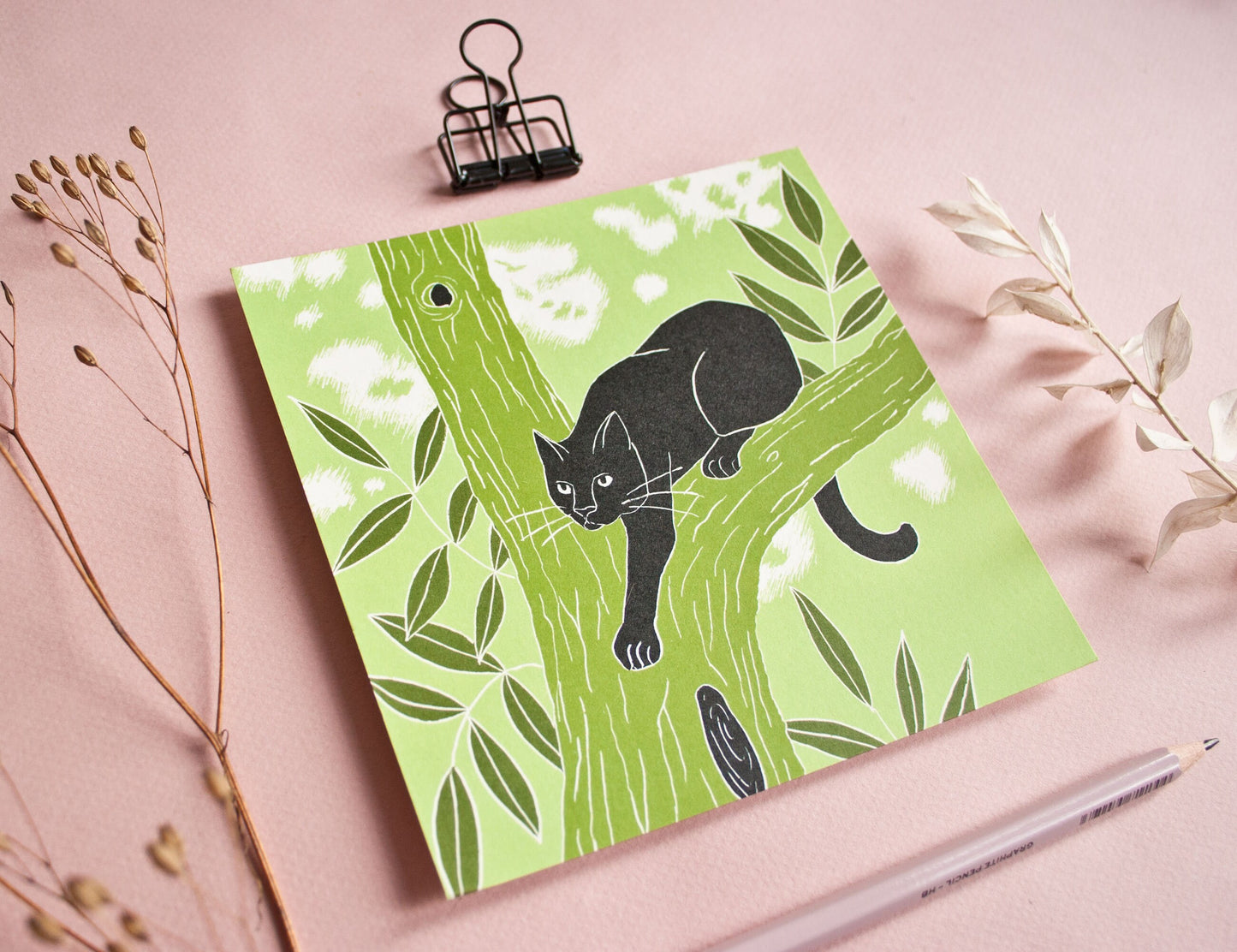 Quadratische Postkarte Katze auf einem Baum