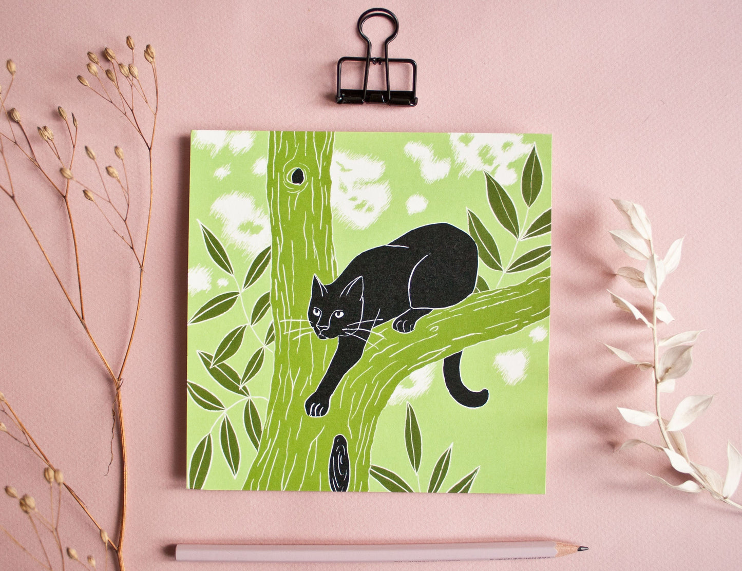 Quadratische Postkarte Katze auf einem Baum