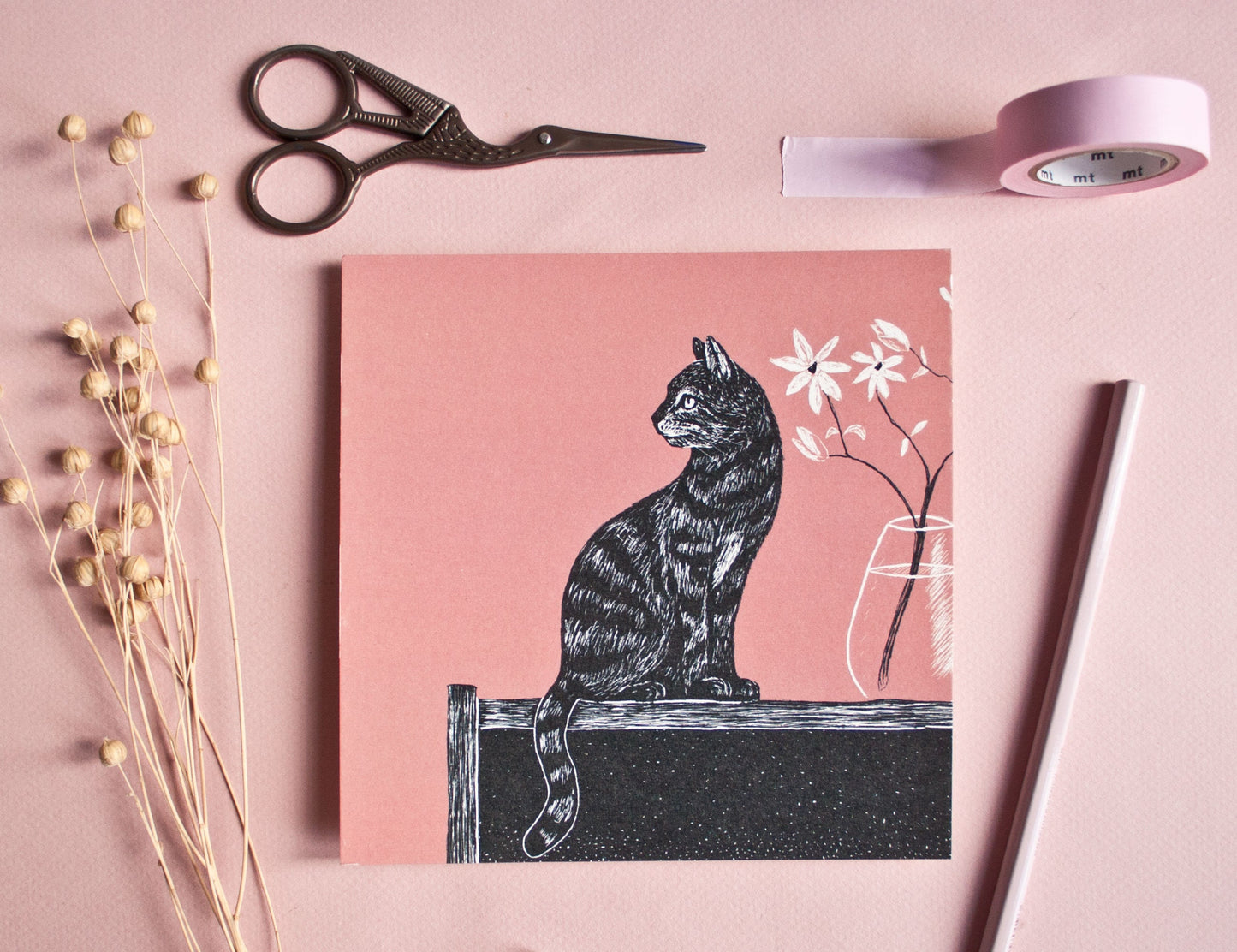 Quadratische Postkarte Katze mit Vase