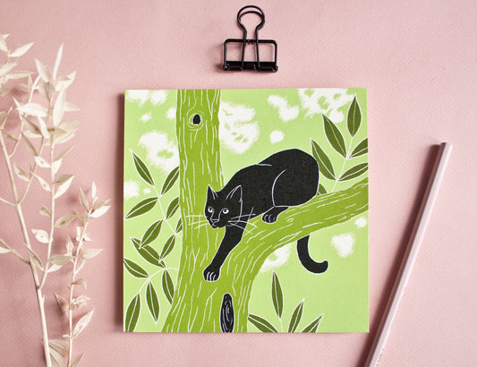 Quadratische Postkarte Katze auf einem Baum