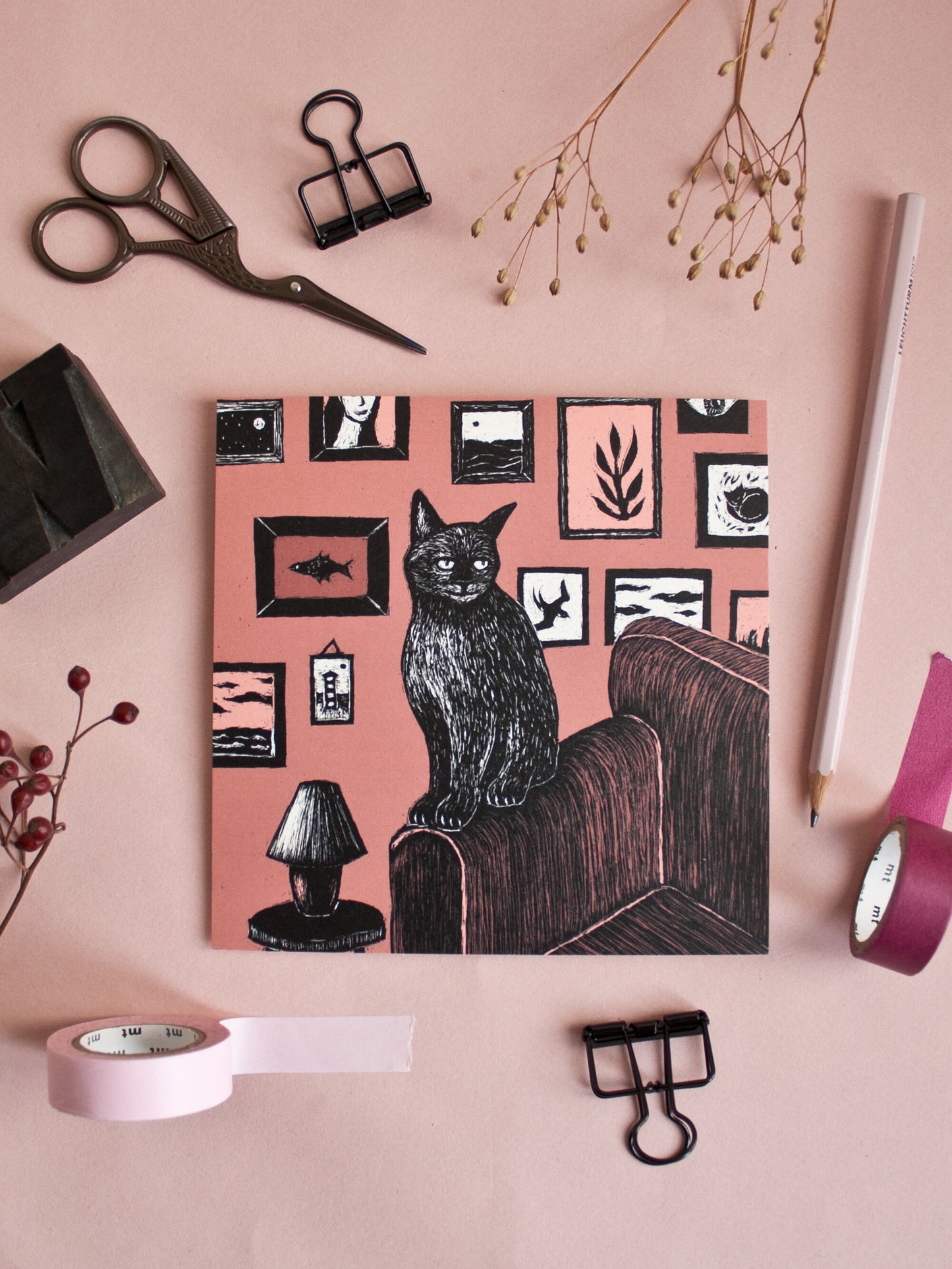 Quadratische Postkarte Katze vor Bilderwand