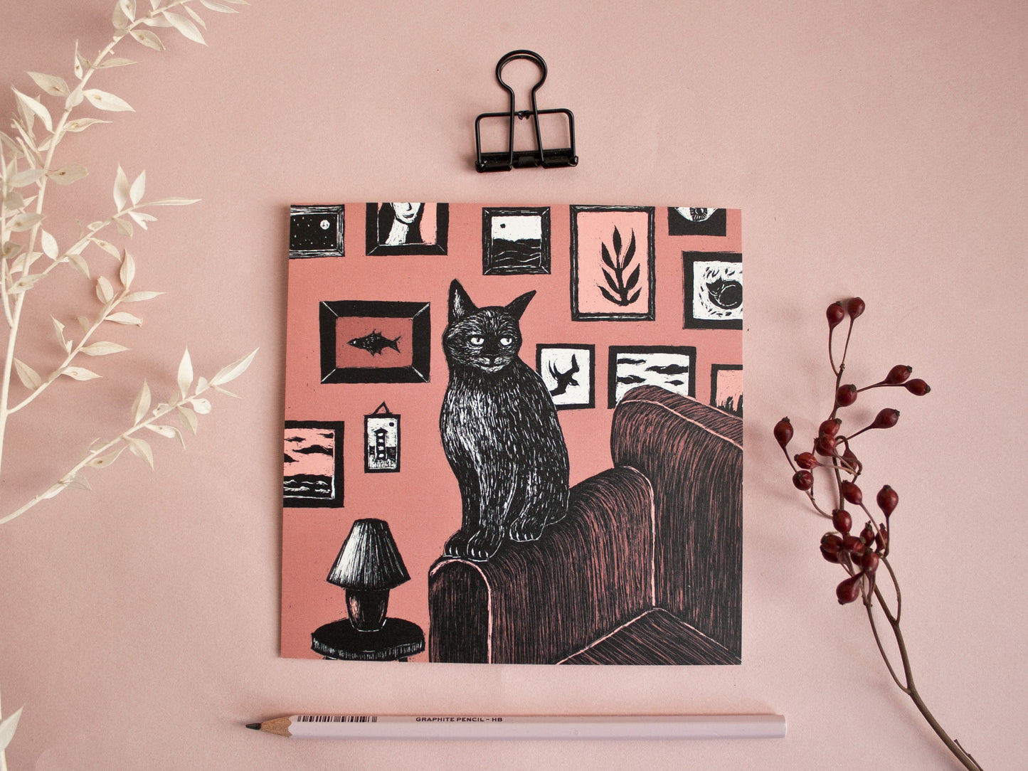 Quadratische Postkarte Katze vor Bilderwand