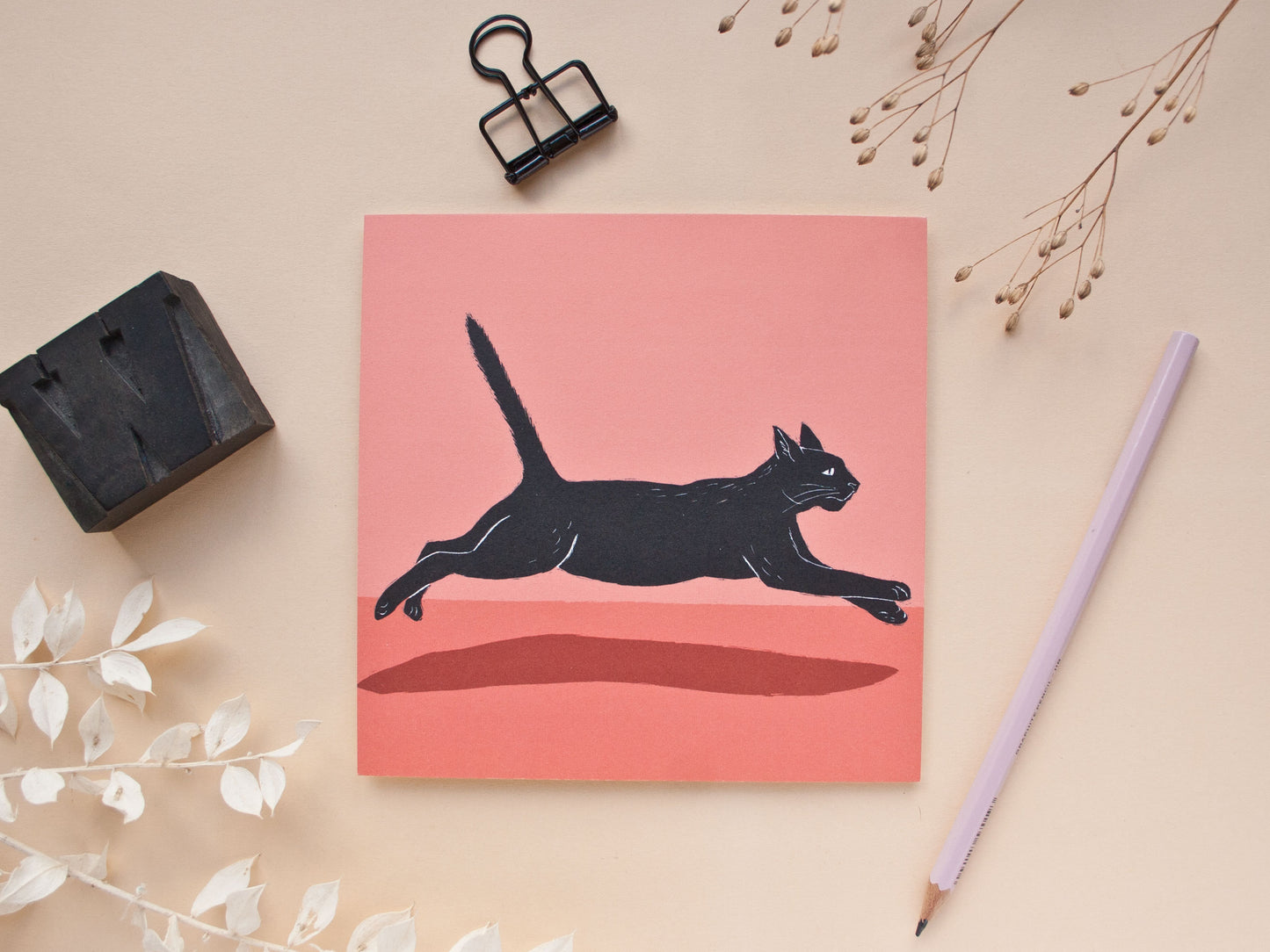 Quadratische Postkarte Springende Katze
