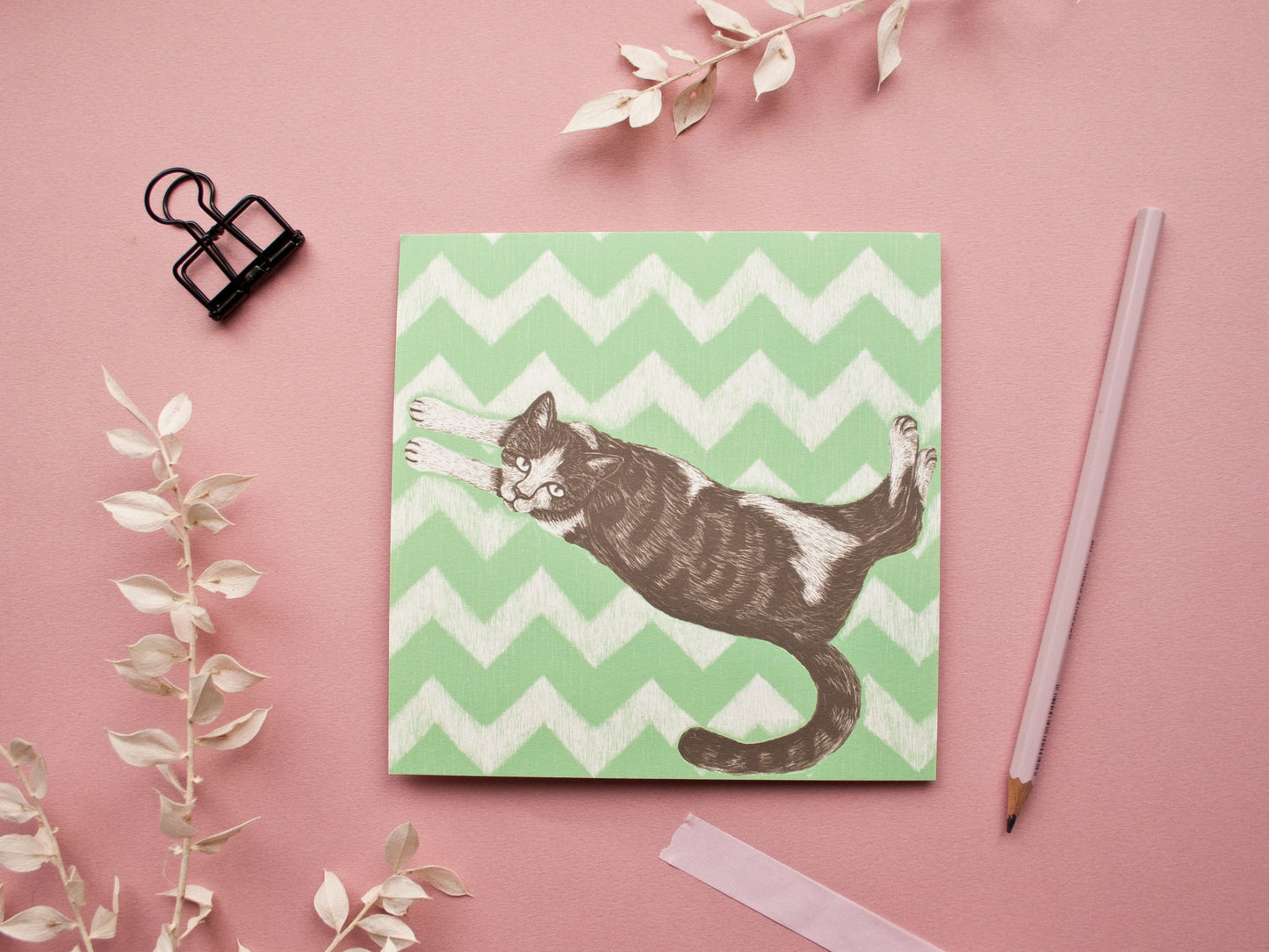 Quadratische Postkarte Katze auf Teppich