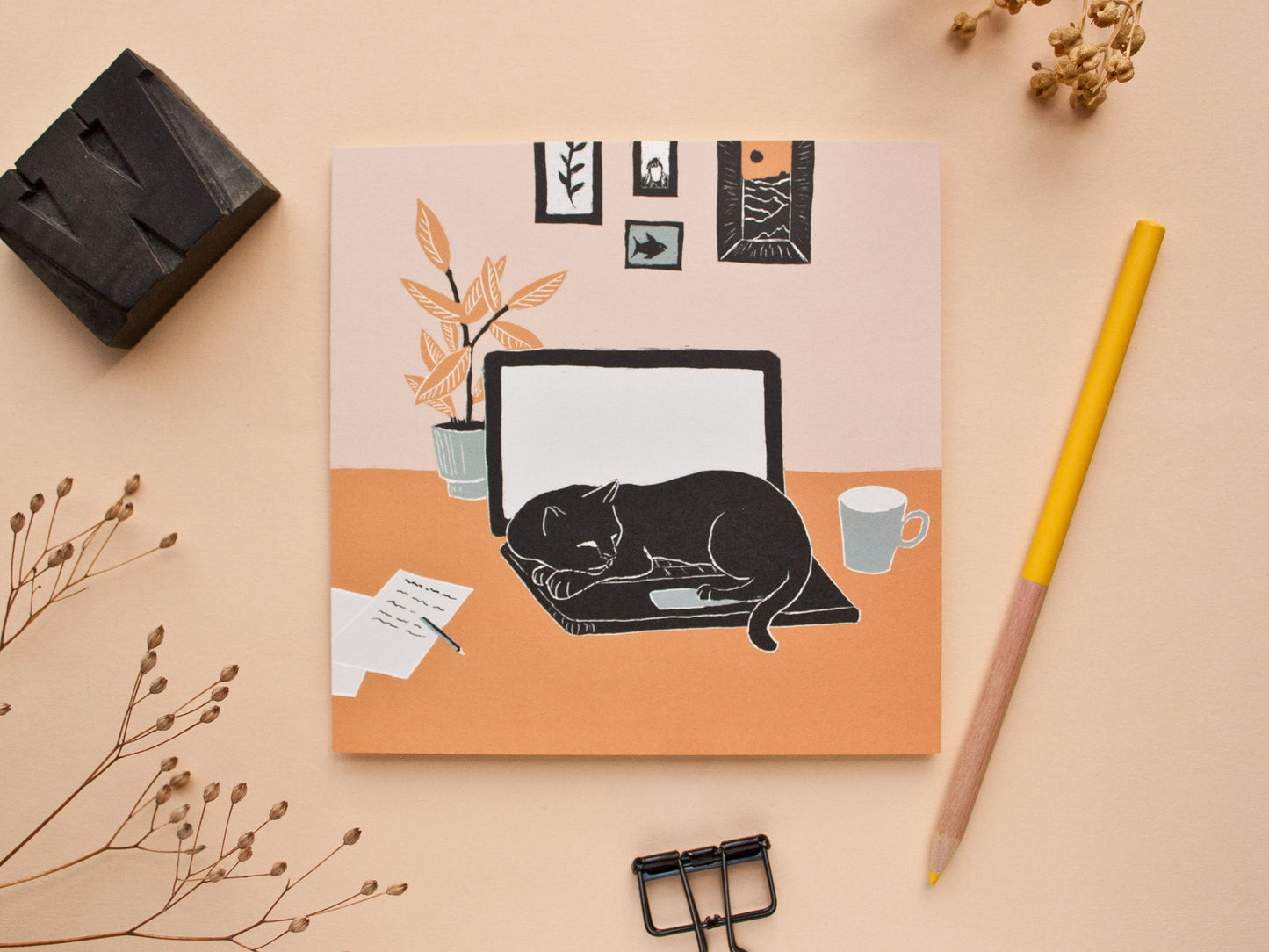 Quadratische Postkarte Katze & Laptop