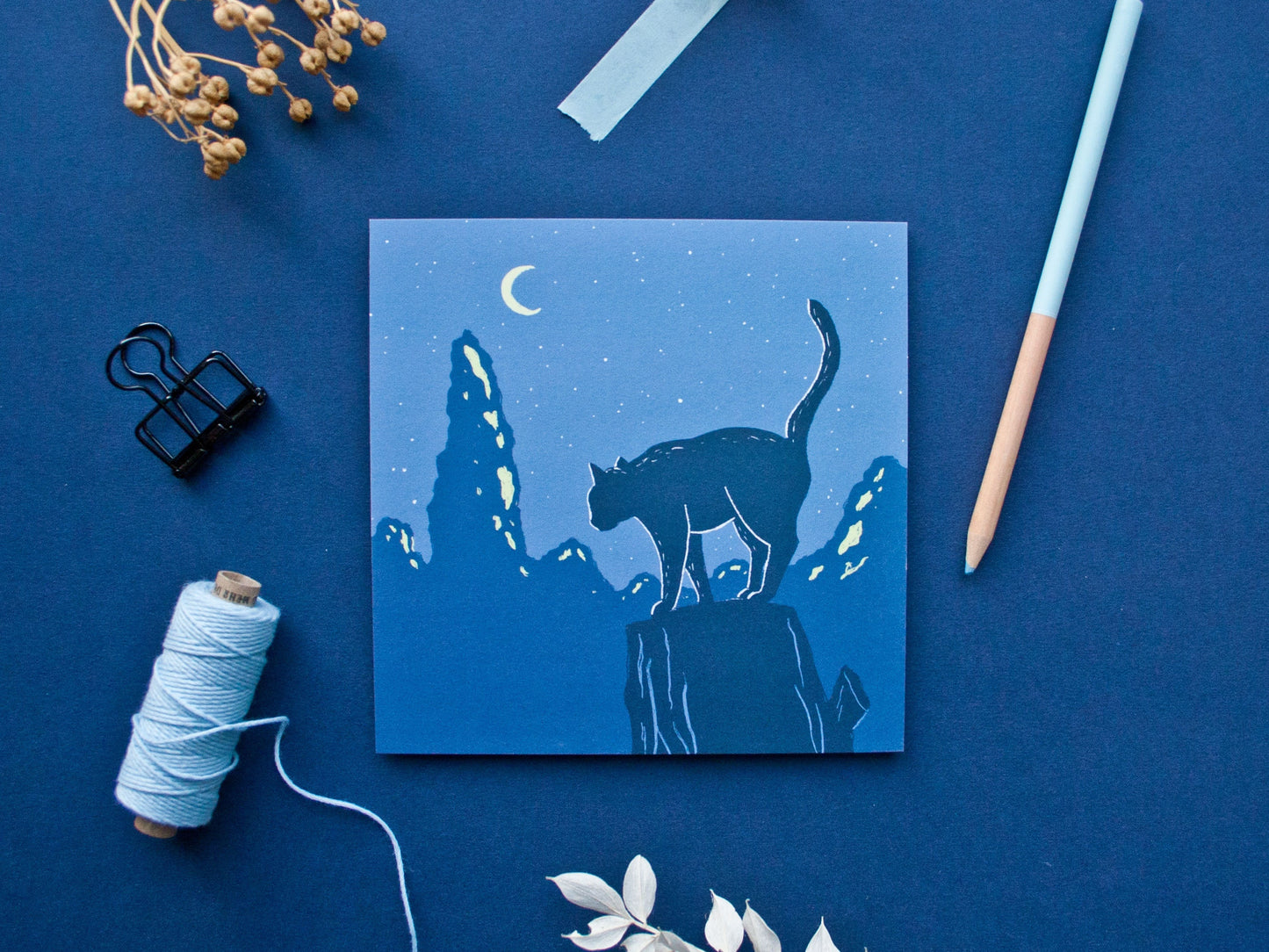 Quadratische Postkarte Katze im Mondlicht