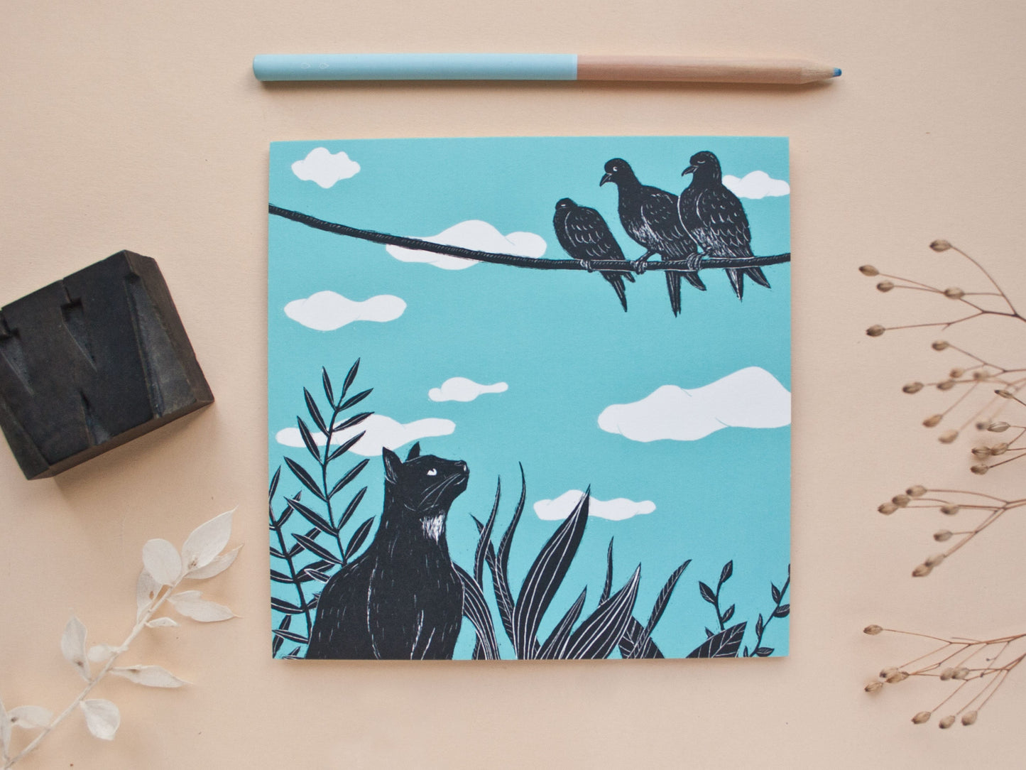 Quadratische Postkarte Katze und Tauben