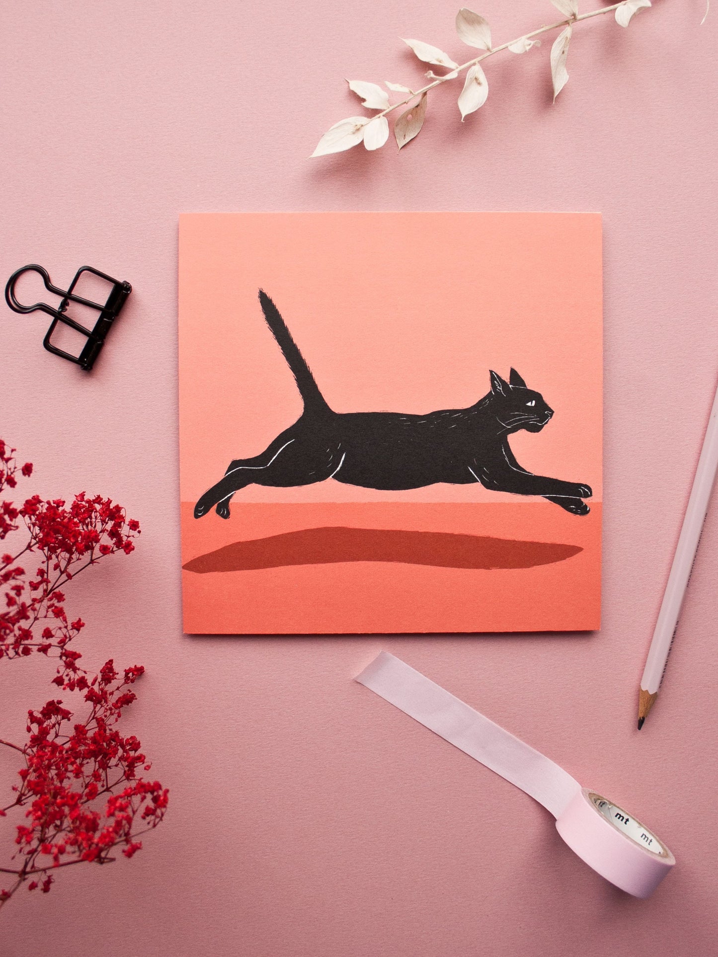 Quadratische Postkarte Springende Katze