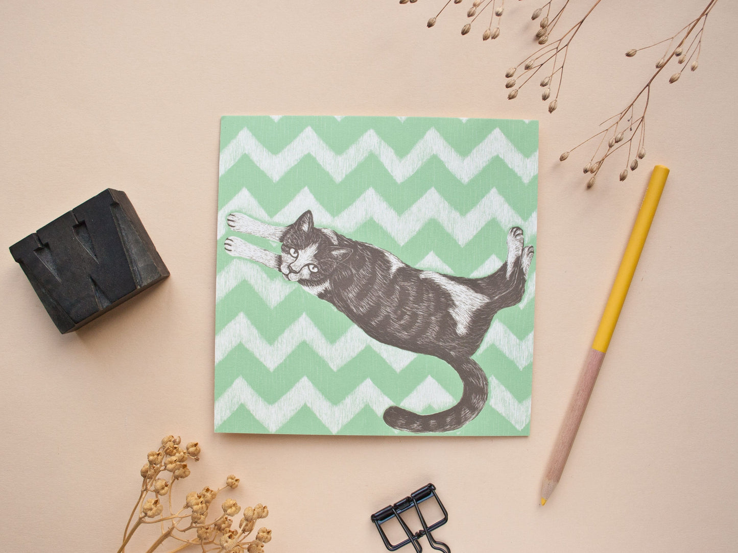 Quadratische Postkarte Katze auf Teppich
