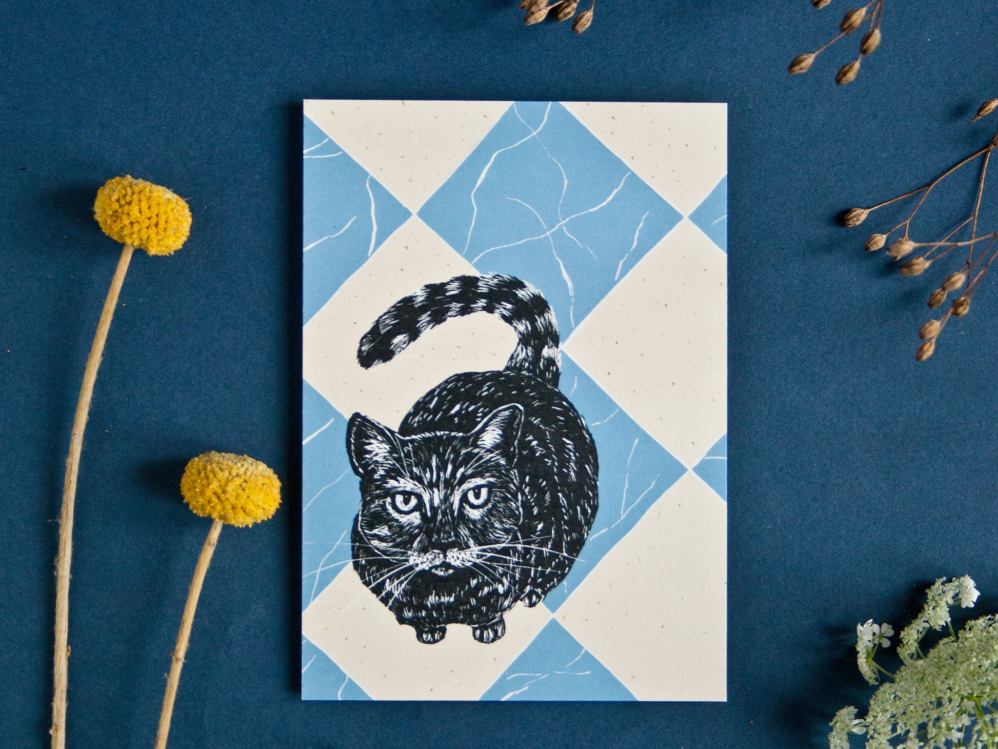 Postkarte „Katze auf Marmorboden“