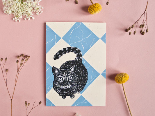 Postkarte „Katze auf Marmorboden“
