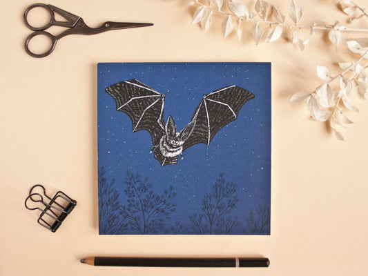 Quadratische Postkarte Fledermaus
