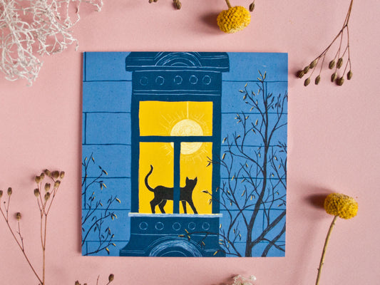 Quadratische Postkarte Katze im Fenster
