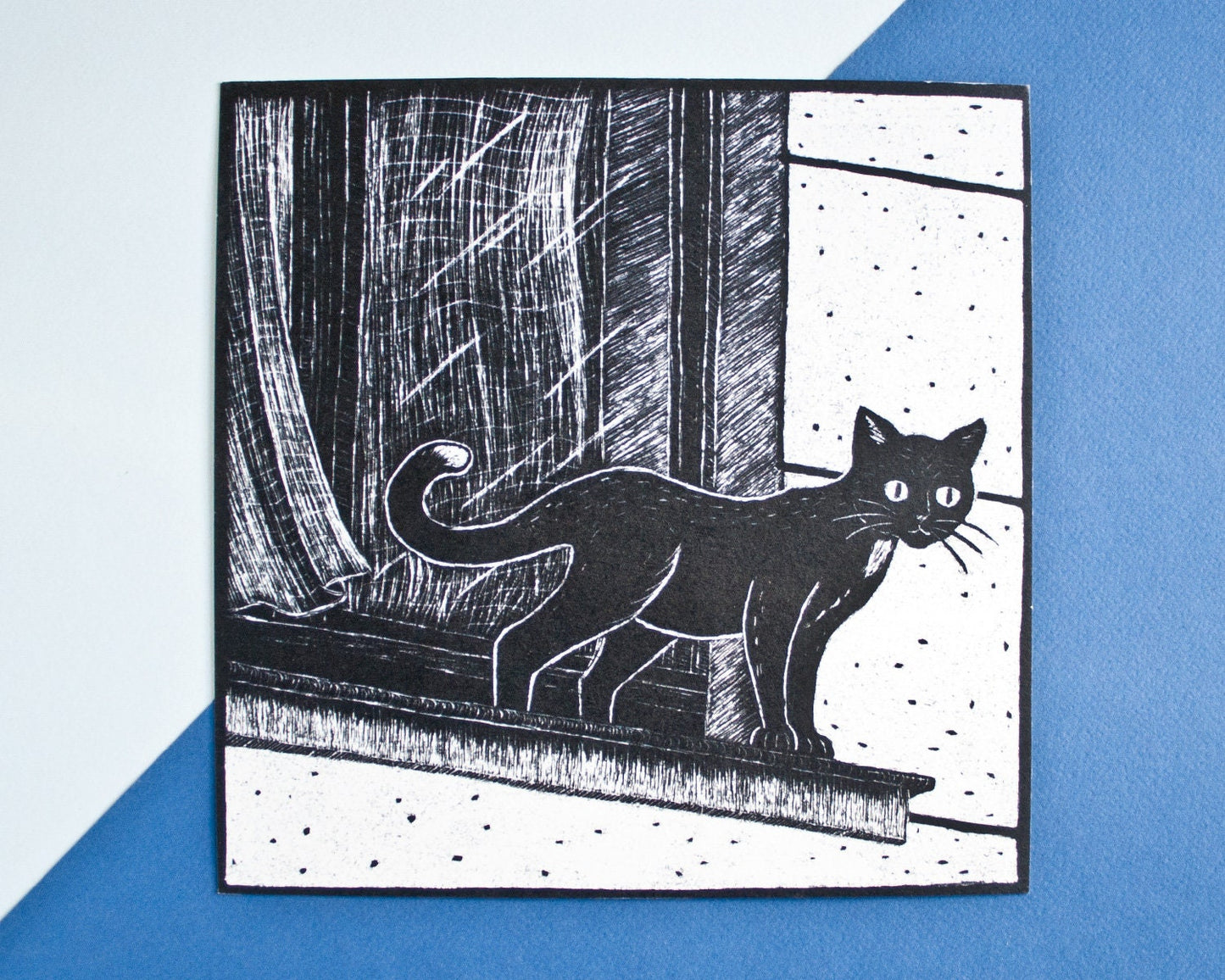 Quadratische Postkarte Katze am Fenster