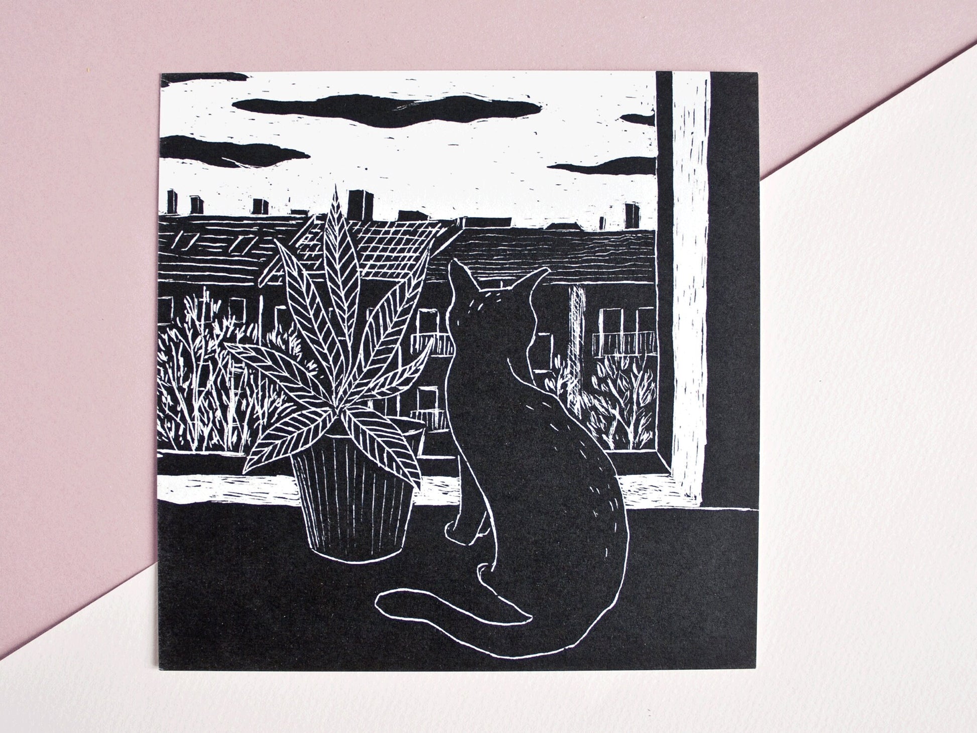 Quadratische Postkarte Katze am Fenster