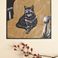Quadratische Postkarte Katze auf Kissen
