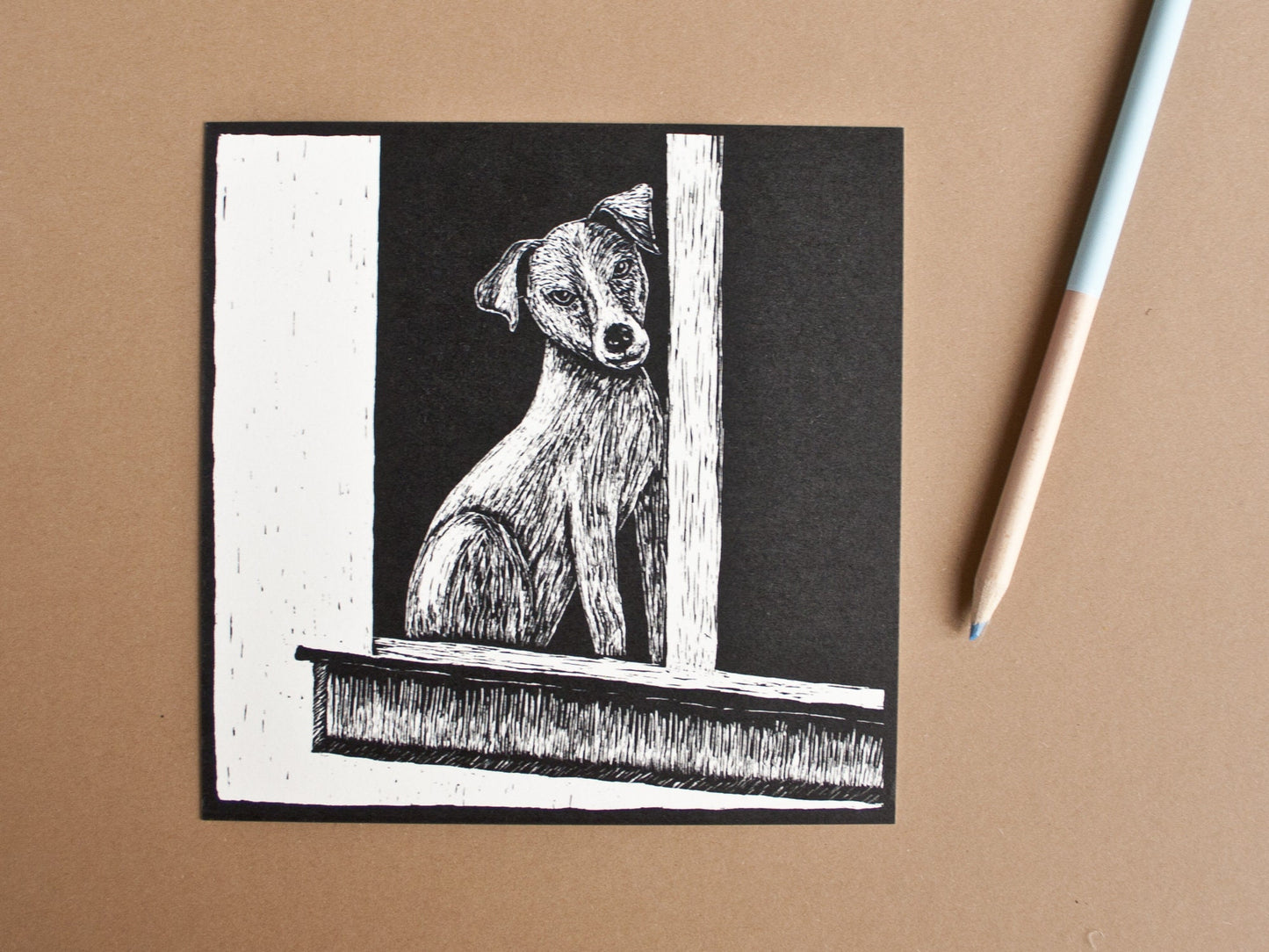 Quadratische Postkarte Hund am Fenster