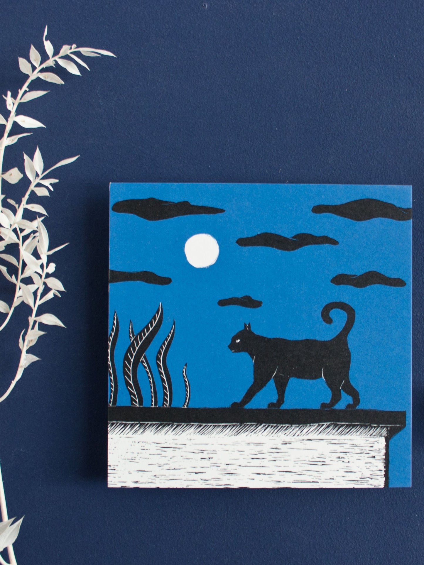 Quadratische Postkarte Katze bei Vollmond