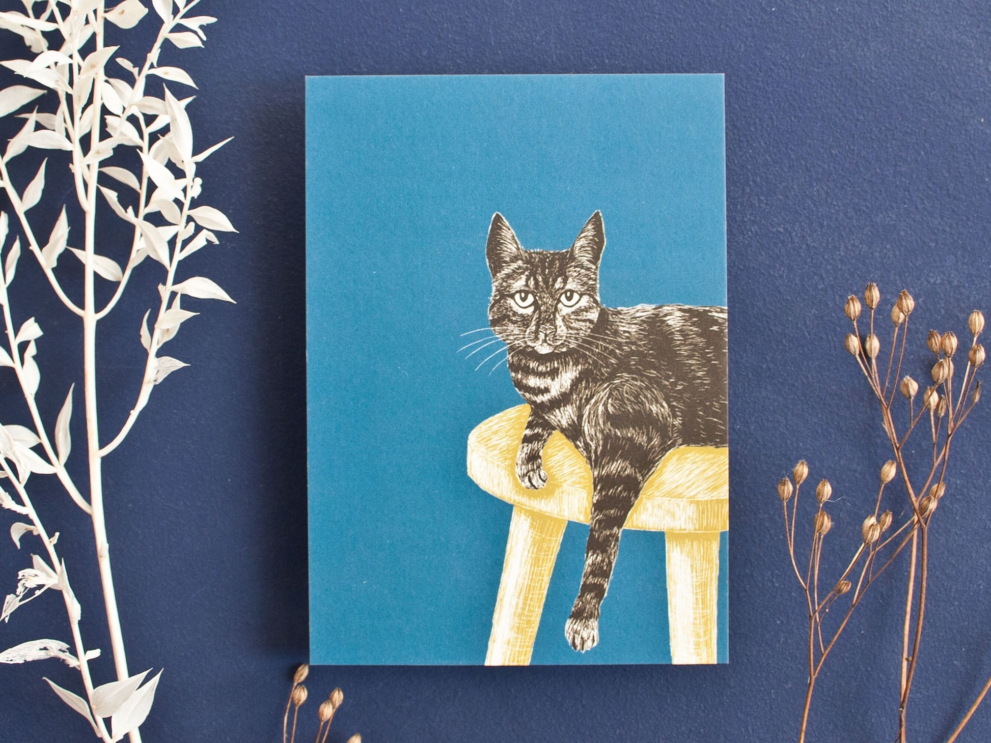 Postkarte A6 Katze auf Hocker