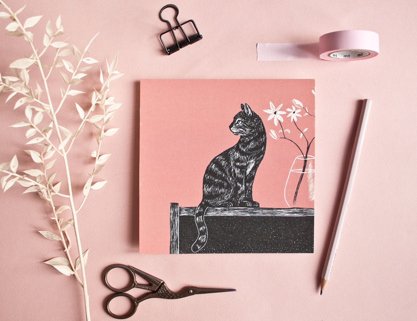 Quadratische Postkarte Katze mit Vase