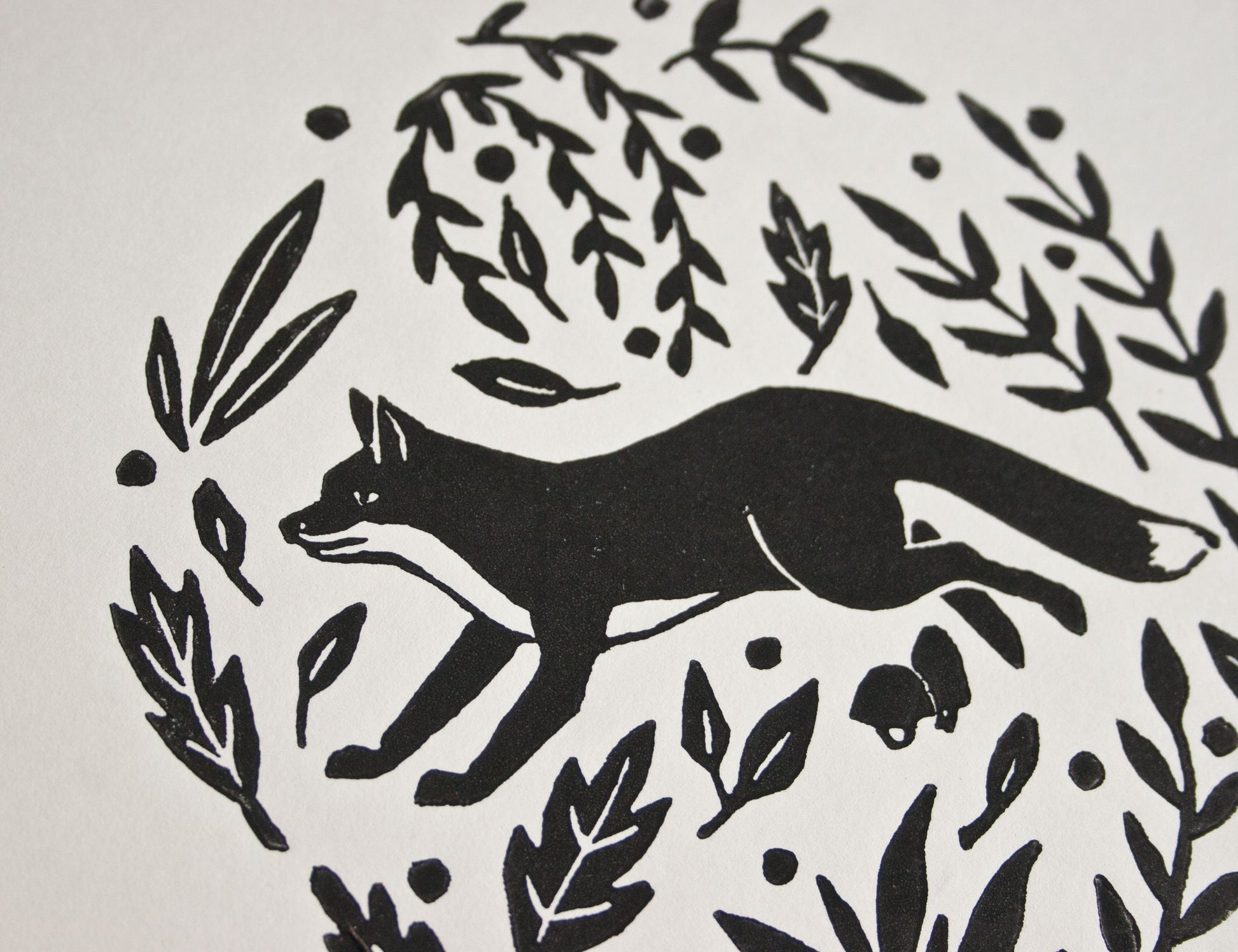 Kaufen Sie Fuchs in schwarzer Jacke mit Wein, Buchdruck, Kunstdruck,  Wandkunst zu Großhandelspreisen